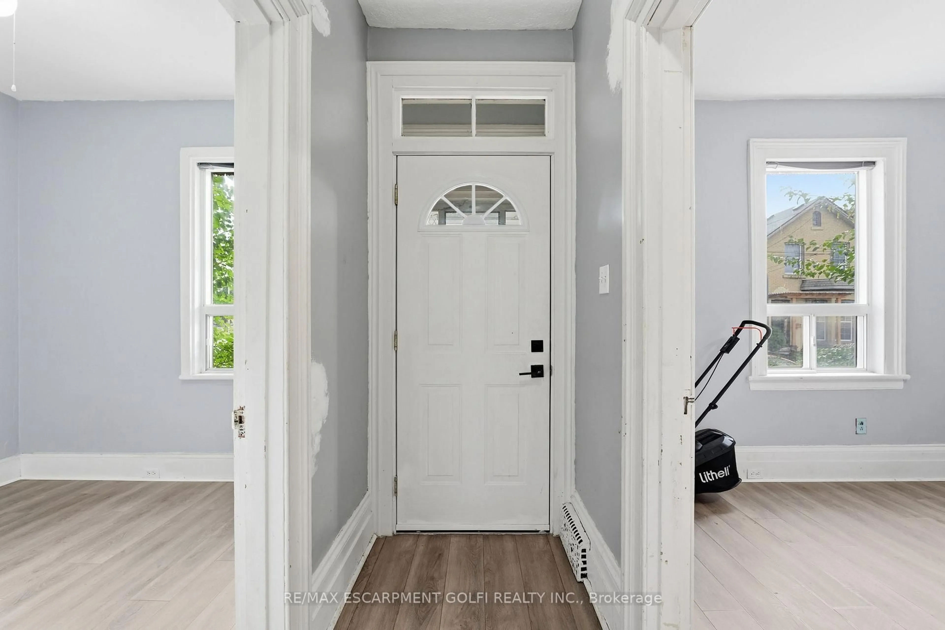 Indoor entryway for 117 Ray St, Hamilton Ontario L8R 2Y1