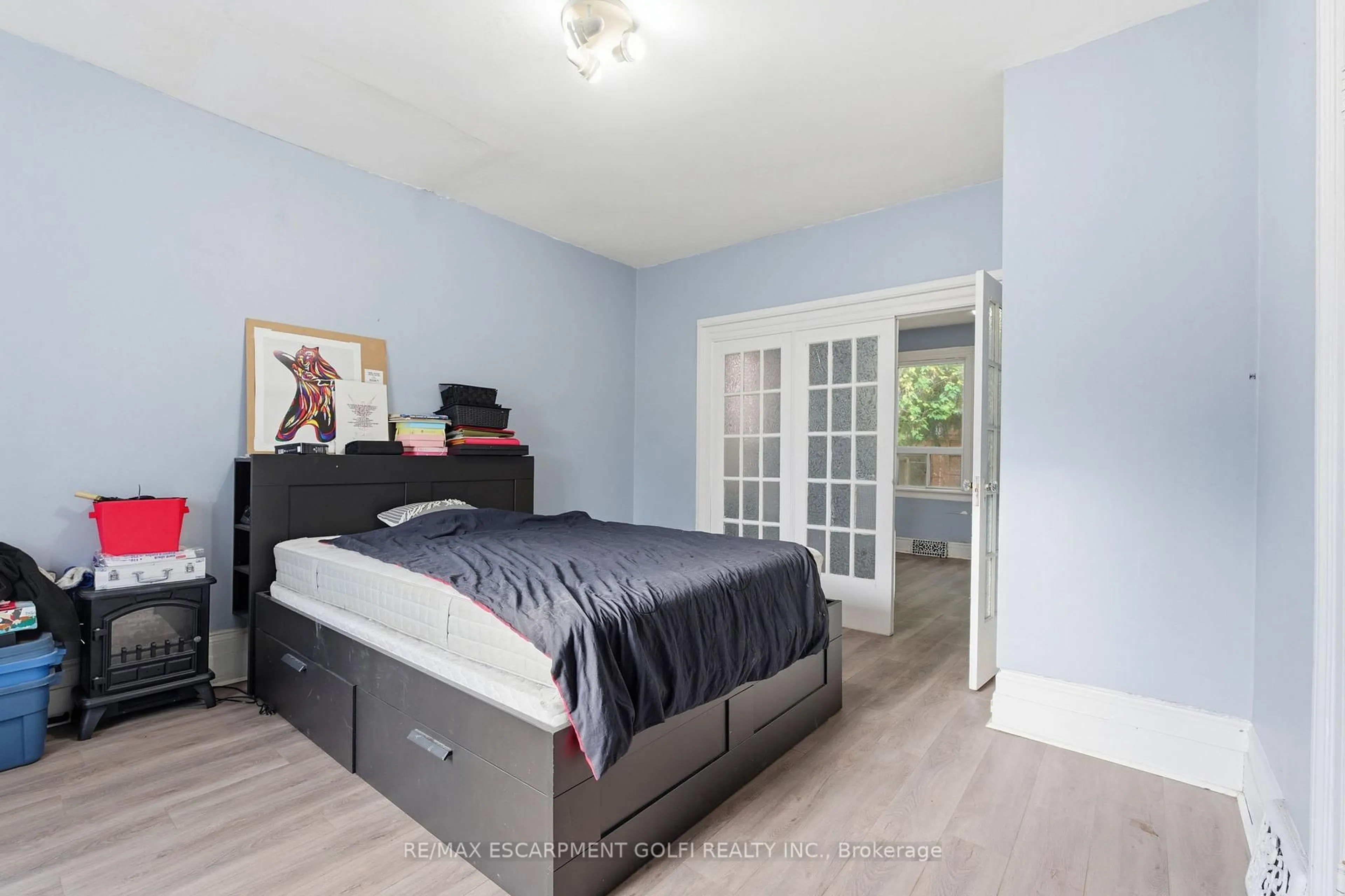 A pic of a room for 117 Ray St, Hamilton Ontario L8R 2Y1