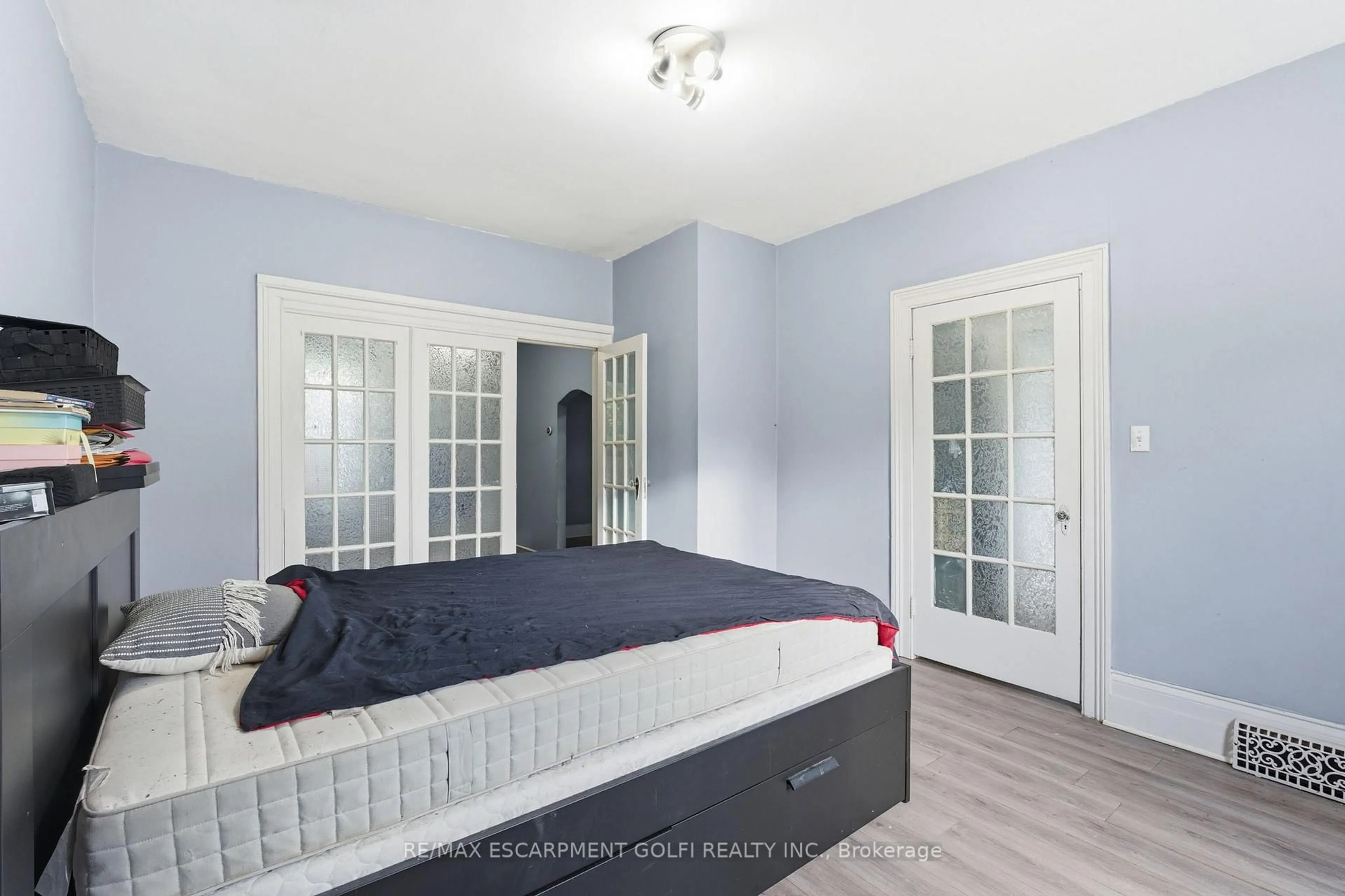 A pic of a room for 117 Ray St, Hamilton Ontario L8R 2Y1