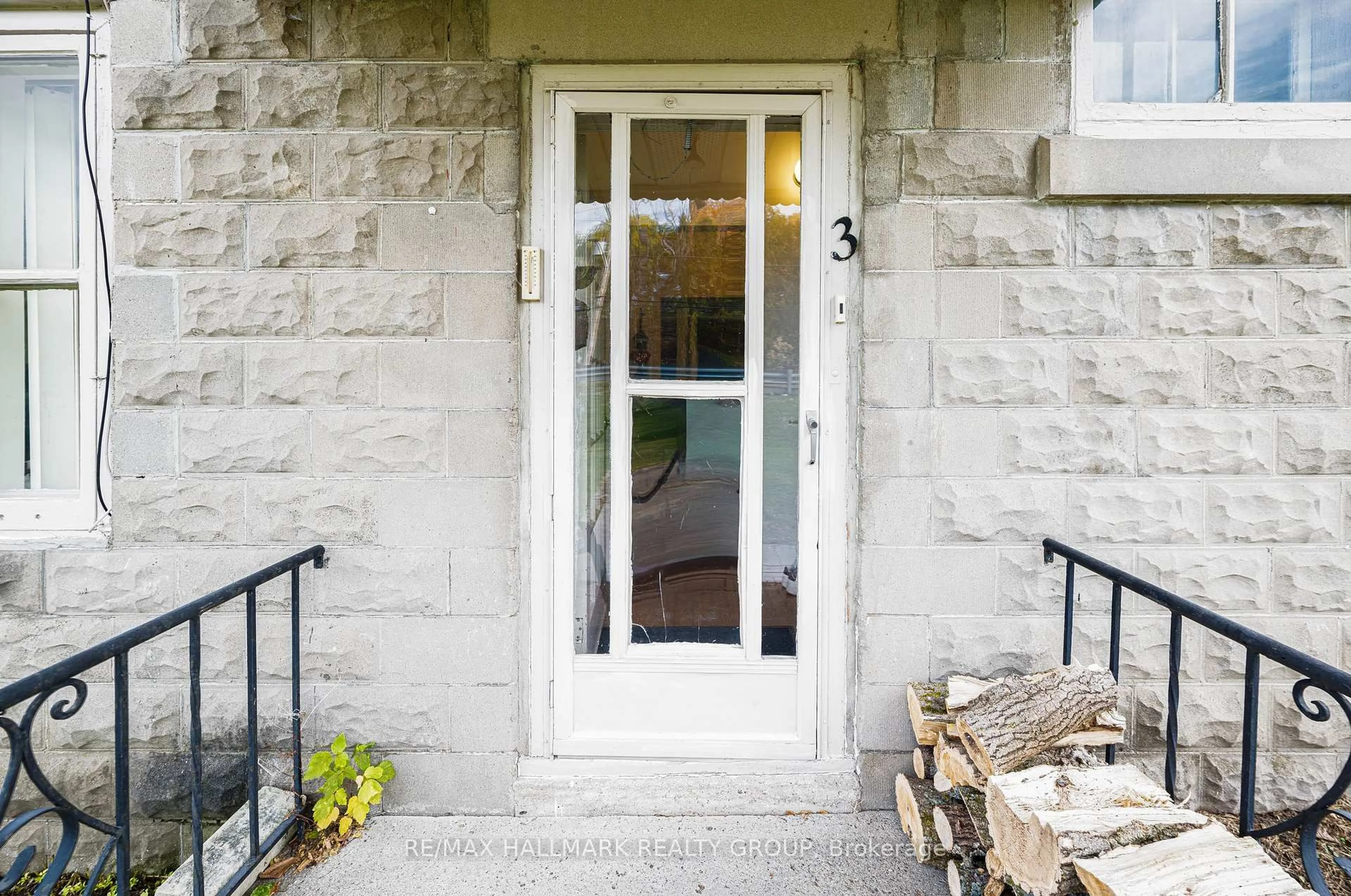 Indoor entryway for 6763 Rideau Valley Dr, Kars Ontario K0A 2E0