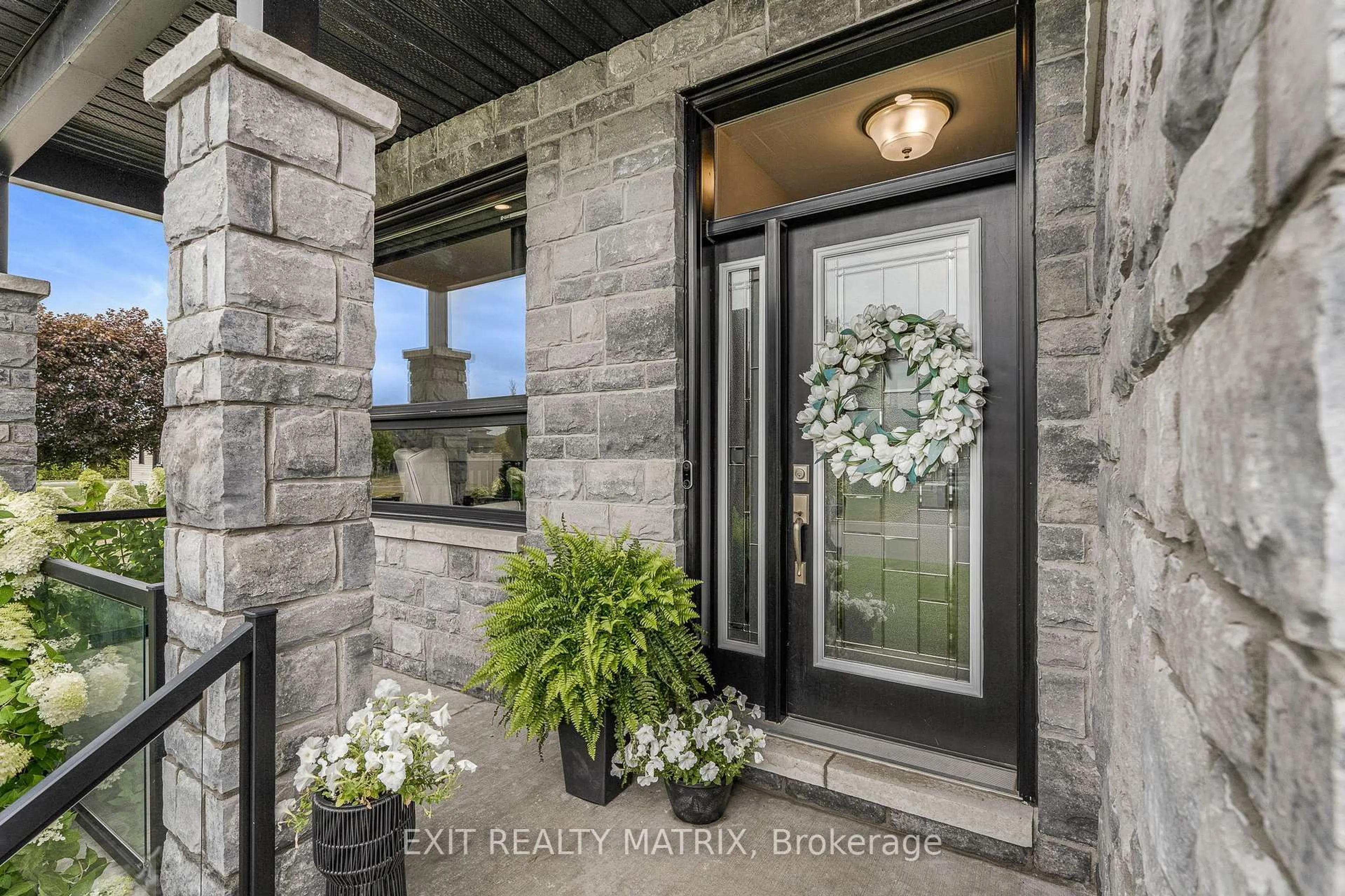 Indoor entryway for 56 Nancy St, Russell Ontario K0A 1W0