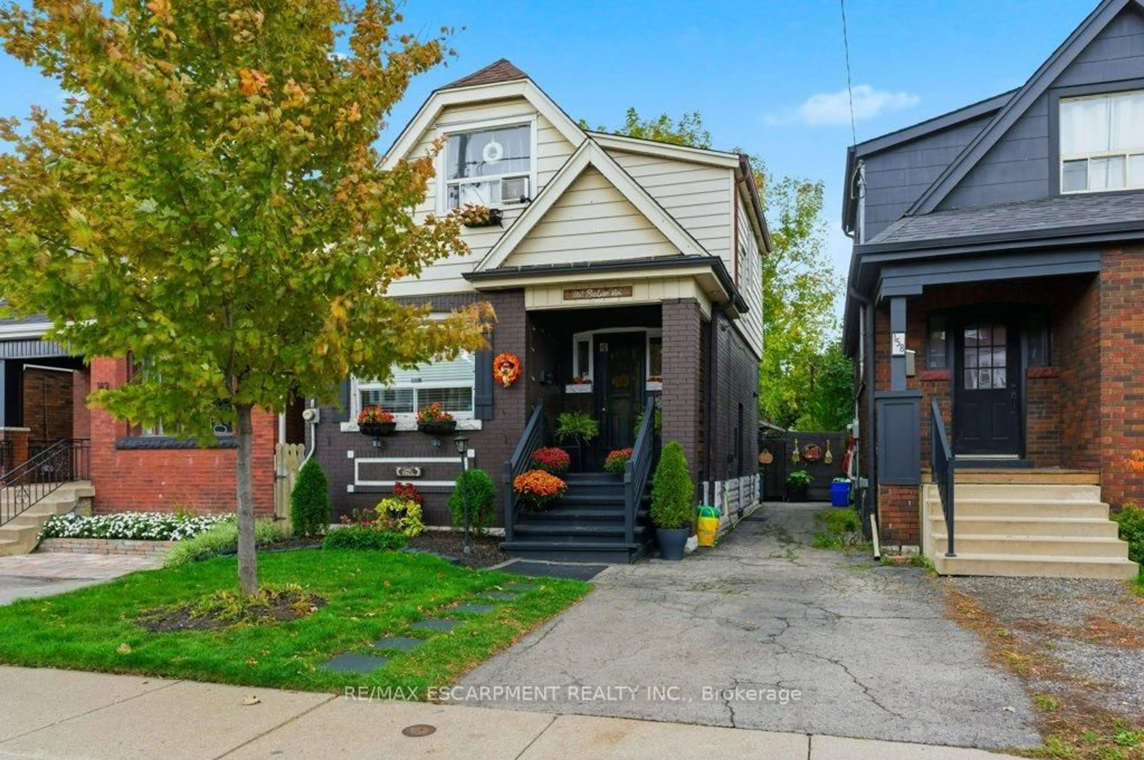 Home with brick exterior material, street for 160 Balsam Ave, Hamilton Ontario L8L 6Y5