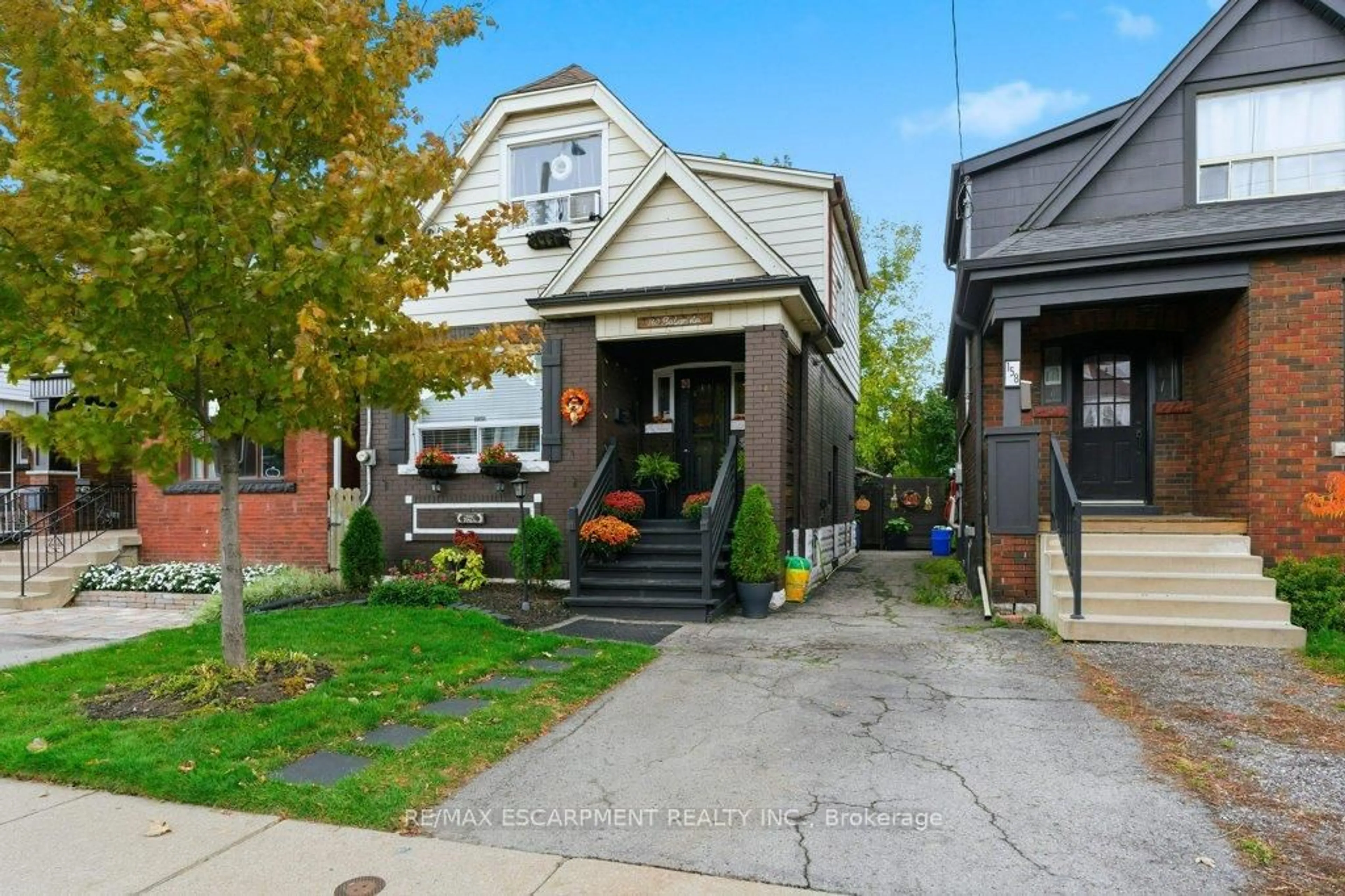 Home with brick exterior material, street for 160 Balsam Ave, Hamilton Ontario L8L 6Y5