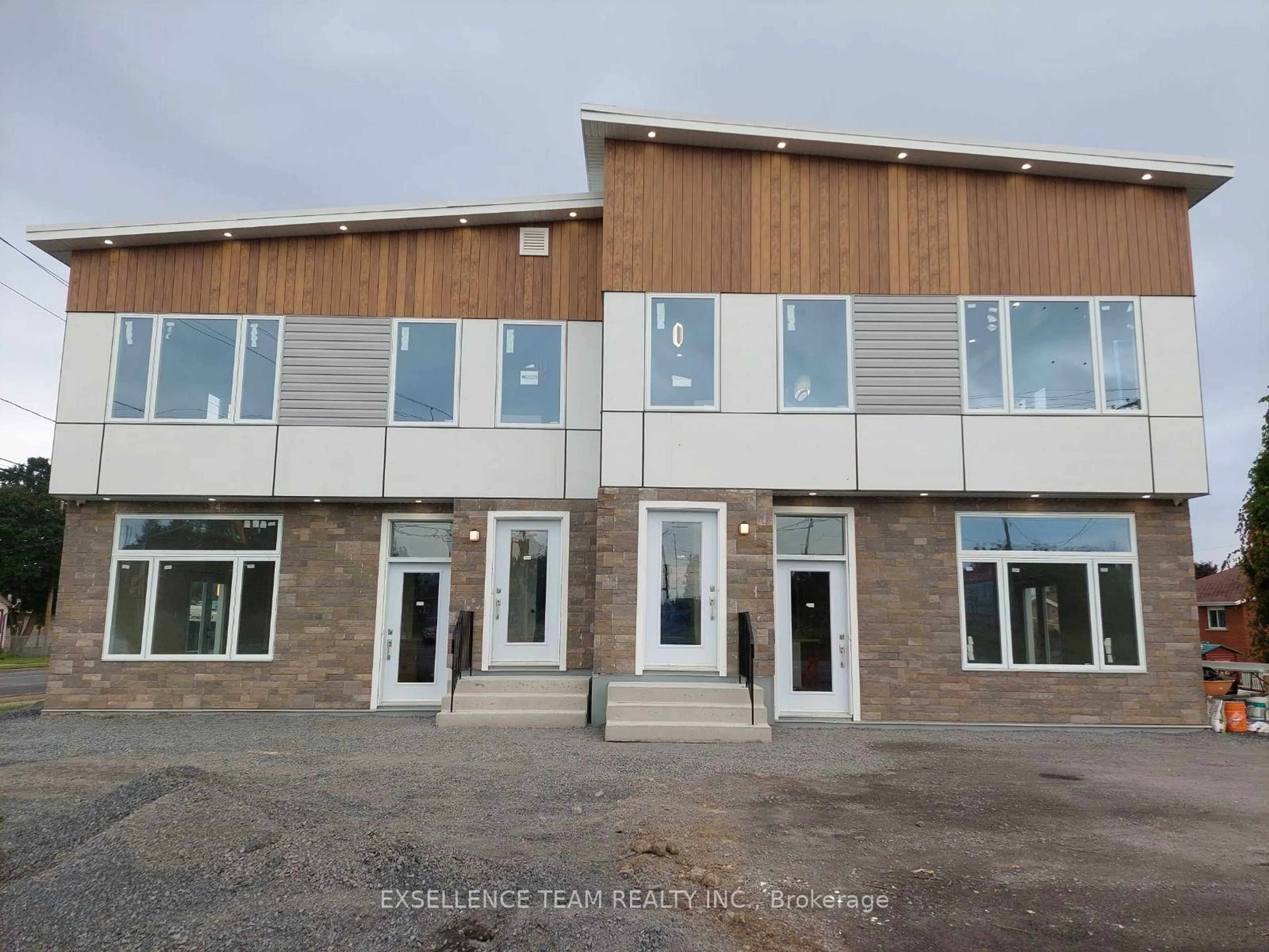 A pic from outside/outdoor area/front of a property/back of a property/a pic from drone, building for 600 10th St, Cornwall Ontario K6H 2X7