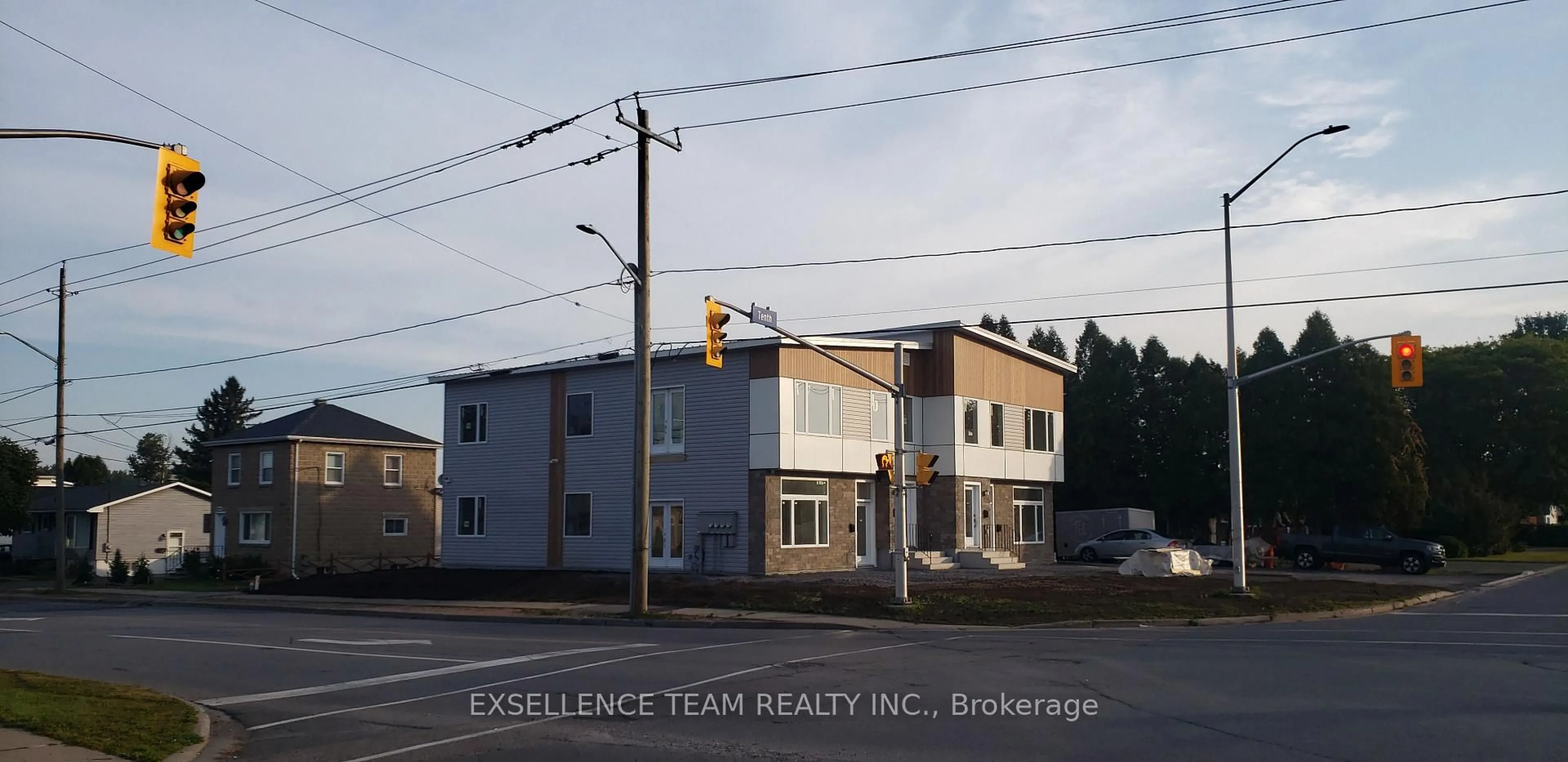 Blurry image for 600 10th St, Cornwall Ontario K6H 2X7