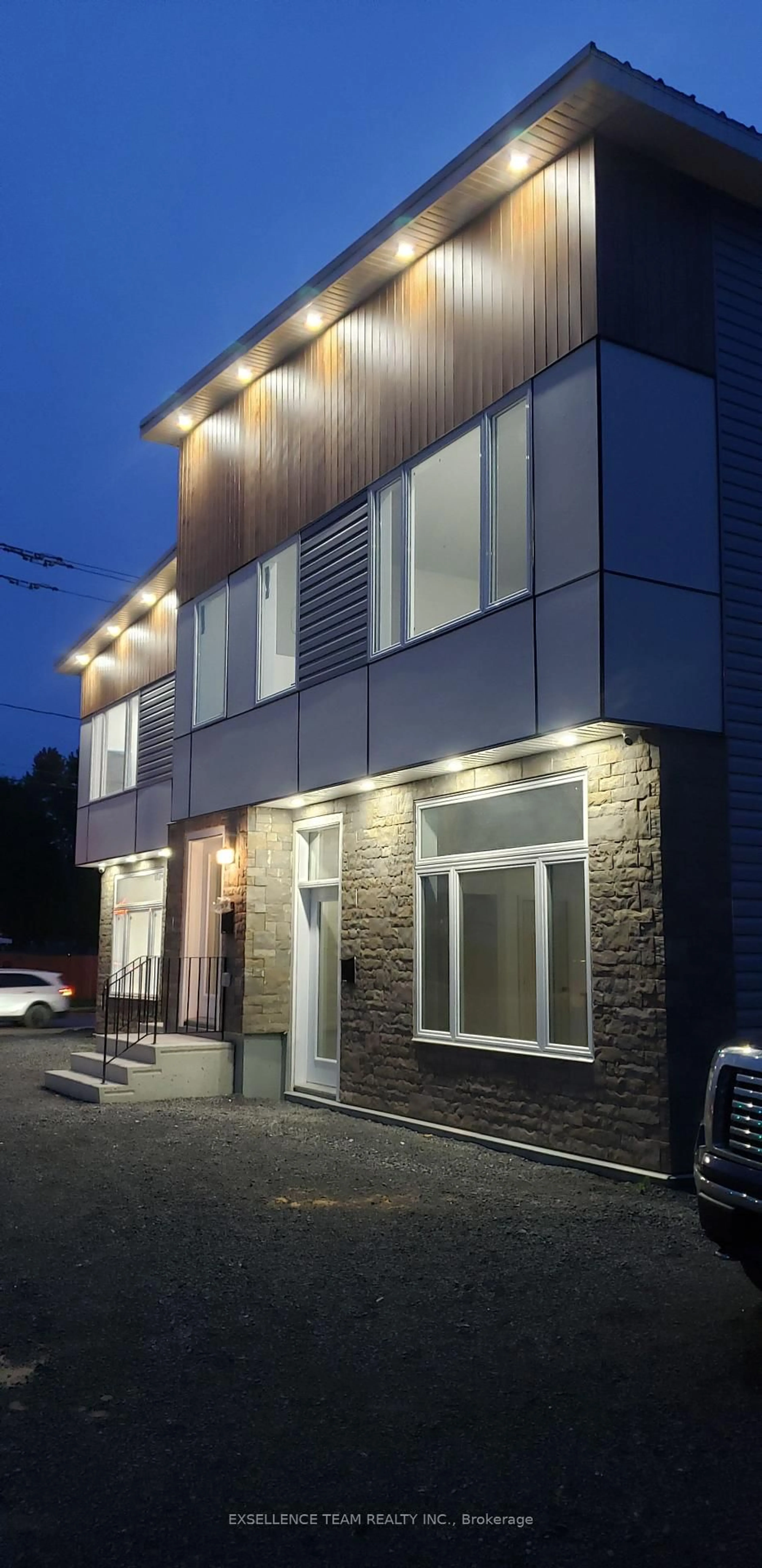 Home with brick exterior material, building for 600 10th St, Cornwall Ontario K6H 2X7