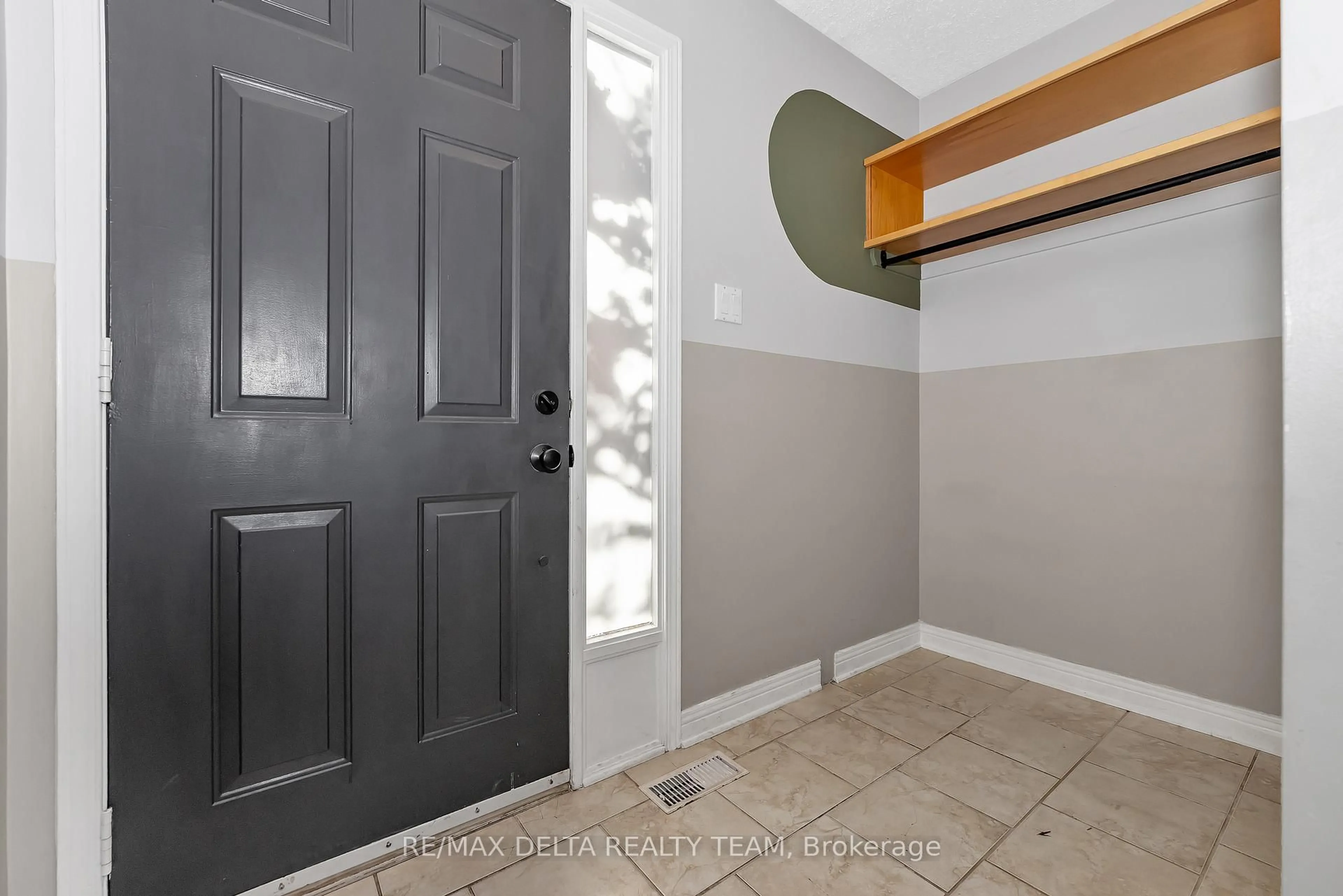 Indoor entryway for 1423 Caravel Cres, Ottawa Ontario K1E 3P5