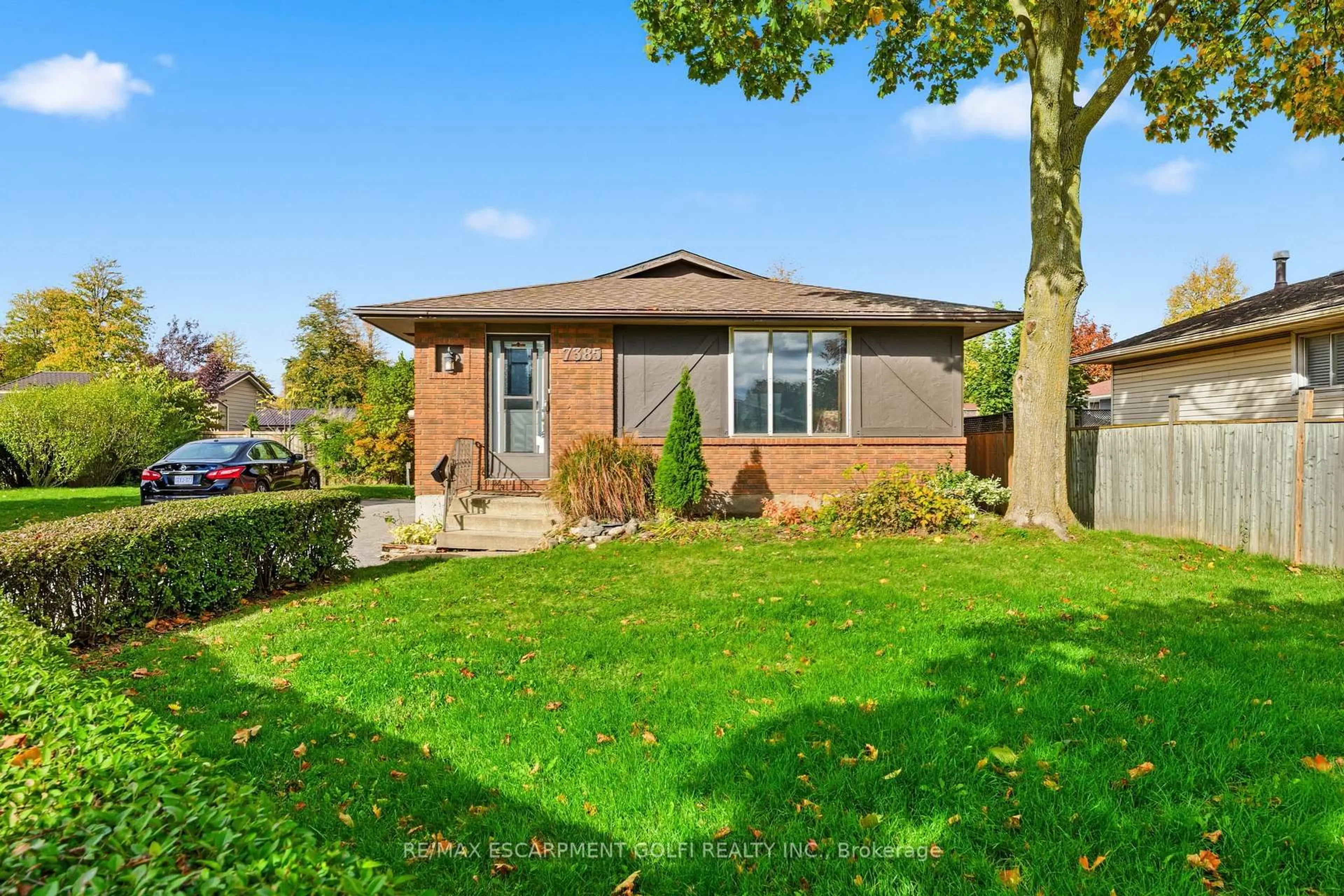 Home with brick exterior material, street for 7385 North Dorset Pl, Niagara Falls Ontario L2J 3T3