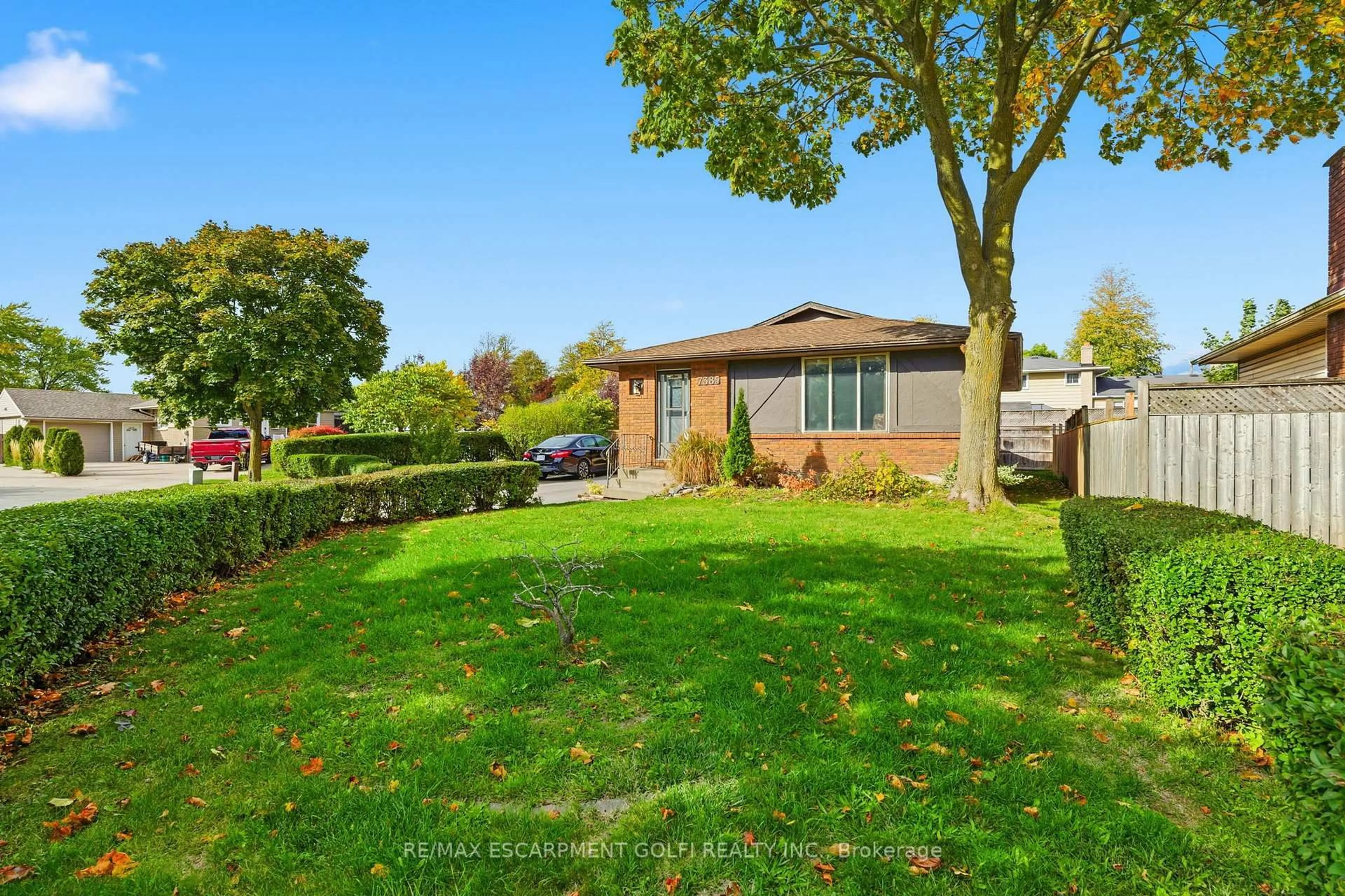 A pic from outside/outdoor area/front of a property/back of a property/a pic from drone, street for 7385 North Dorset Pl, Niagara Falls Ontario L2J 3T3