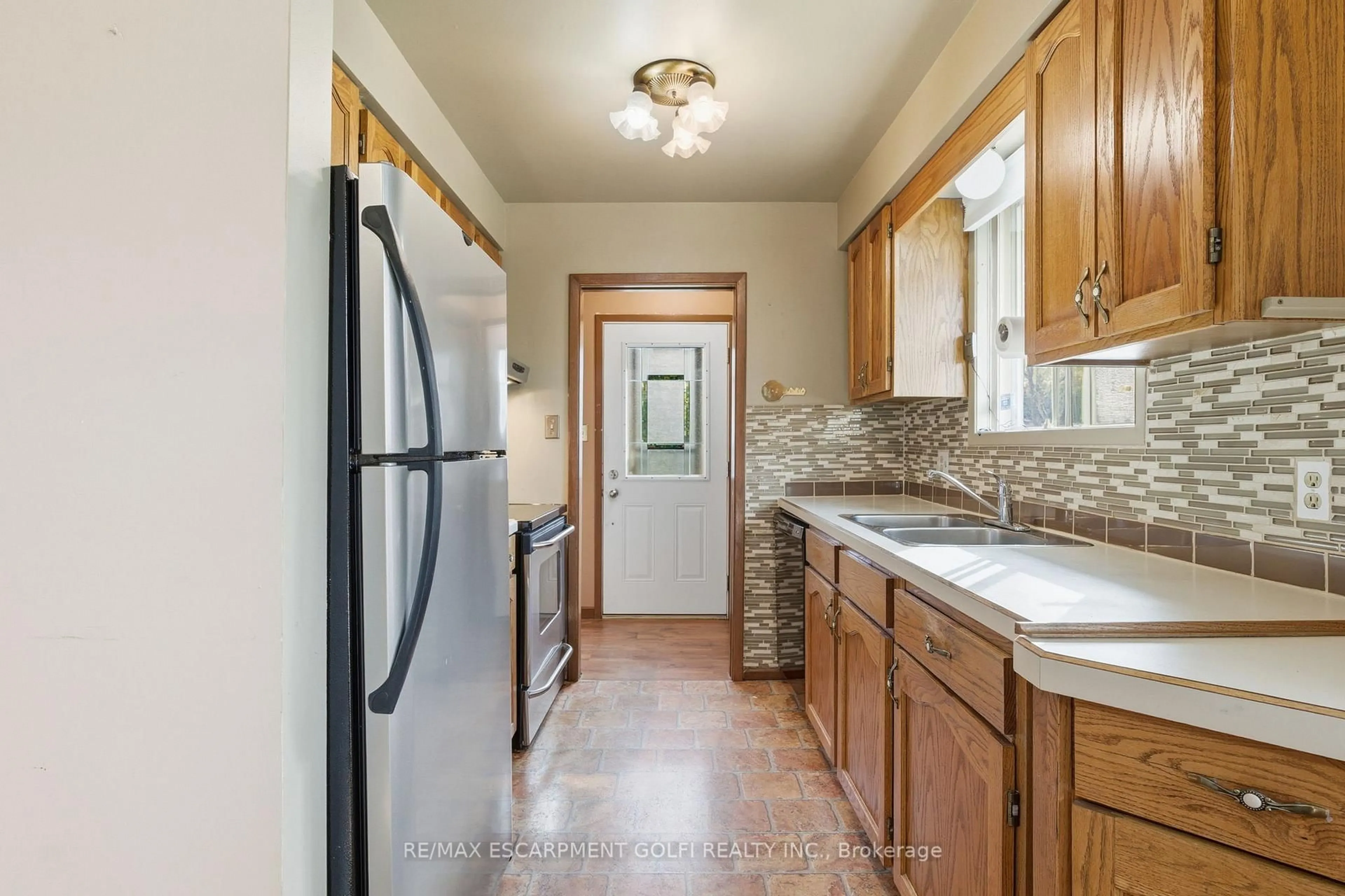 Standard kitchen, ceramic/tile floor for 7385 North Dorset Pl, Niagara Falls Ontario L2J 3T3