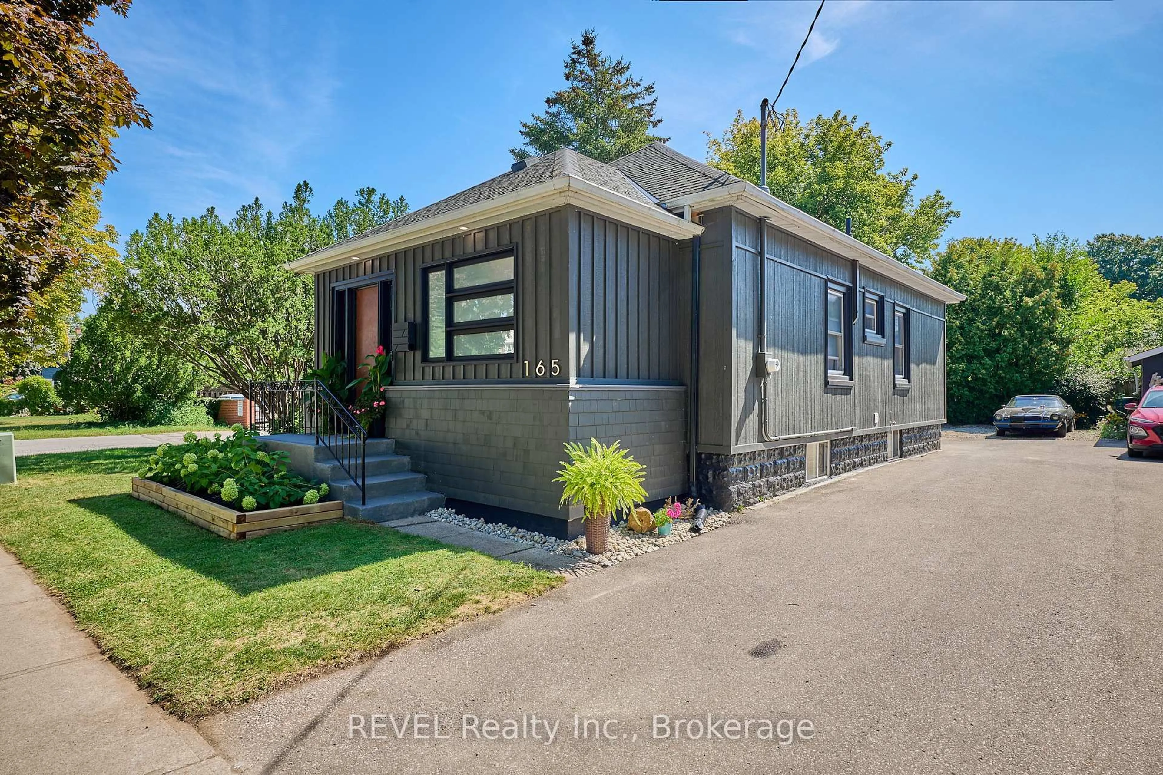 Home with brick exterior material, street for 165 Main St, St. Catharines Ontario L2N 4V6