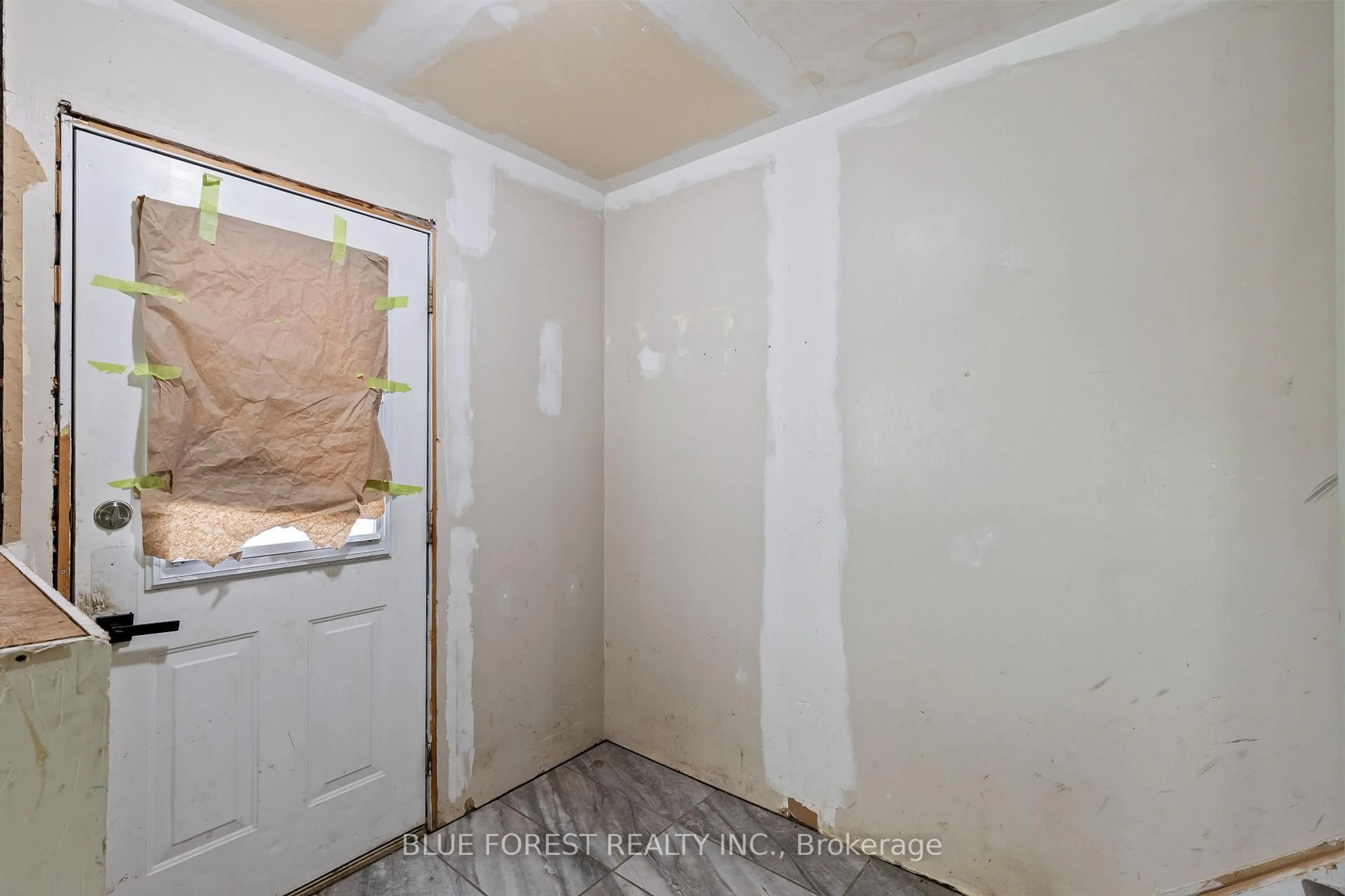 A pic of a room for 1333 Limberlost Rd, London North Ontario N6G 2W4