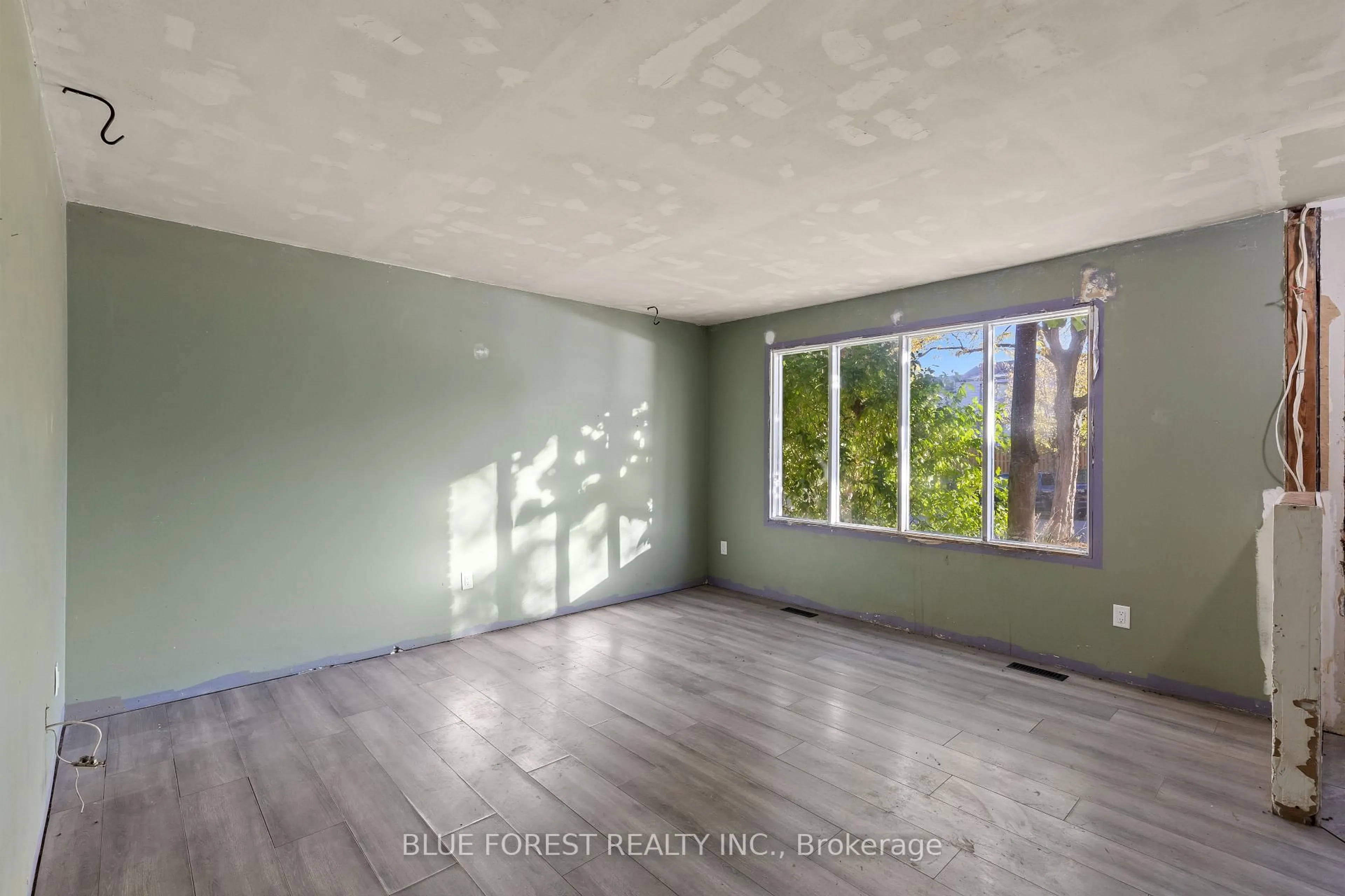 A pic of a room for 1333 Limberlost Rd, London North Ontario N6G 2W4