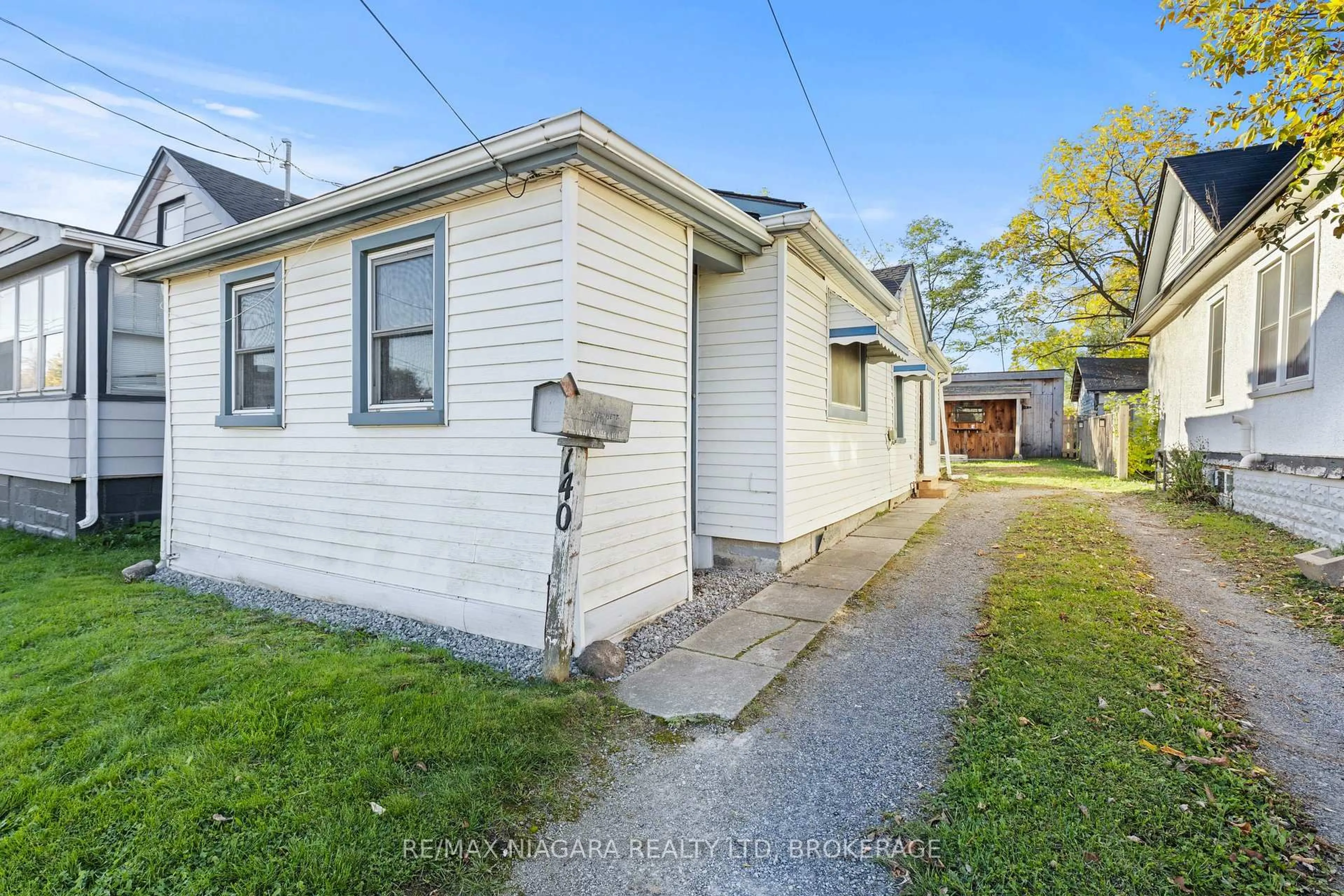 A pic from outside/outdoor area/front of a property/back of a property/a pic from drone, street for 140 Clara St, Thorold Ontario L2V 1K3