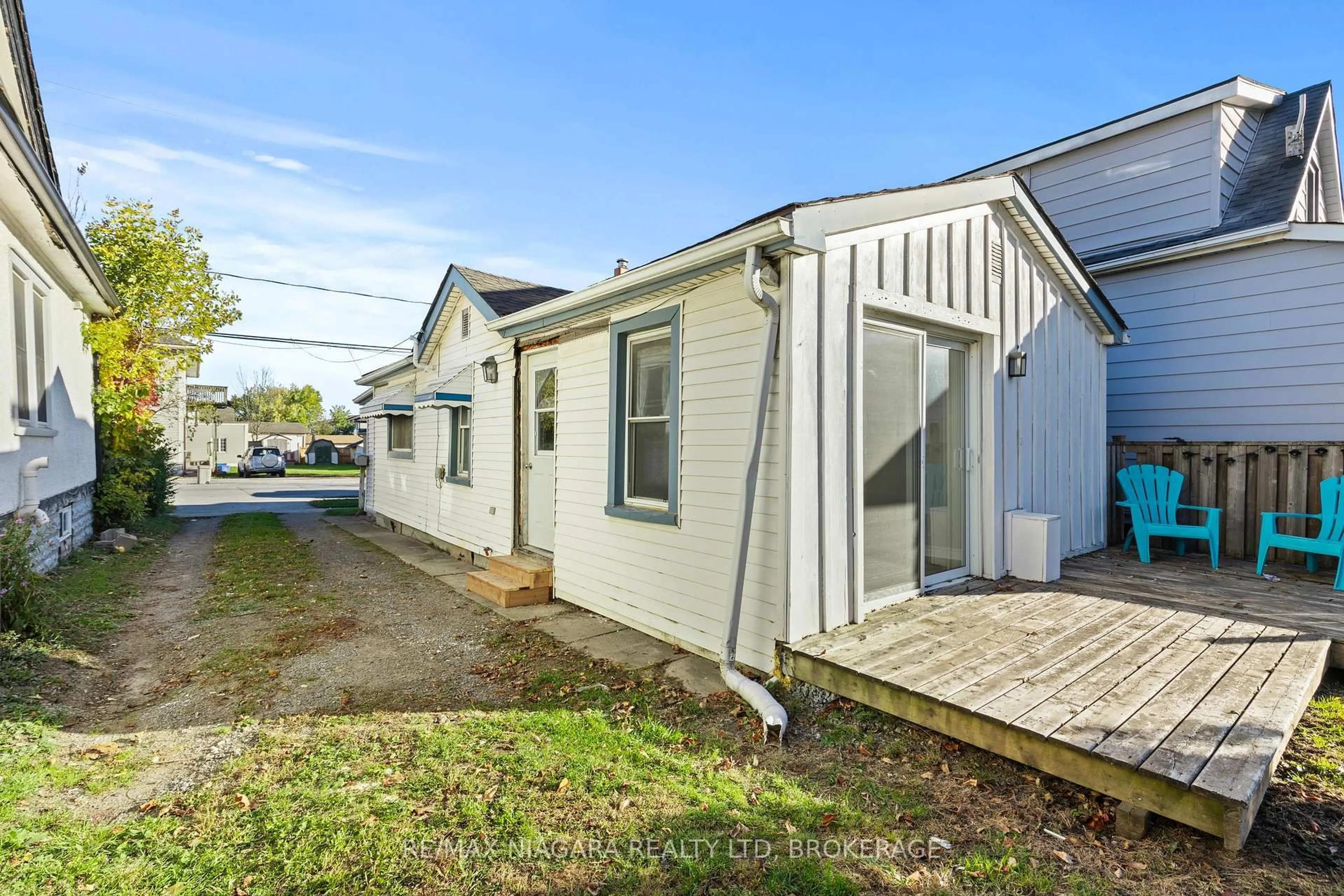 A pic from outside/outdoor area/front of a property/back of a property/a pic from drone, street for 140 Clara St, Thorold Ontario L2V 1K3