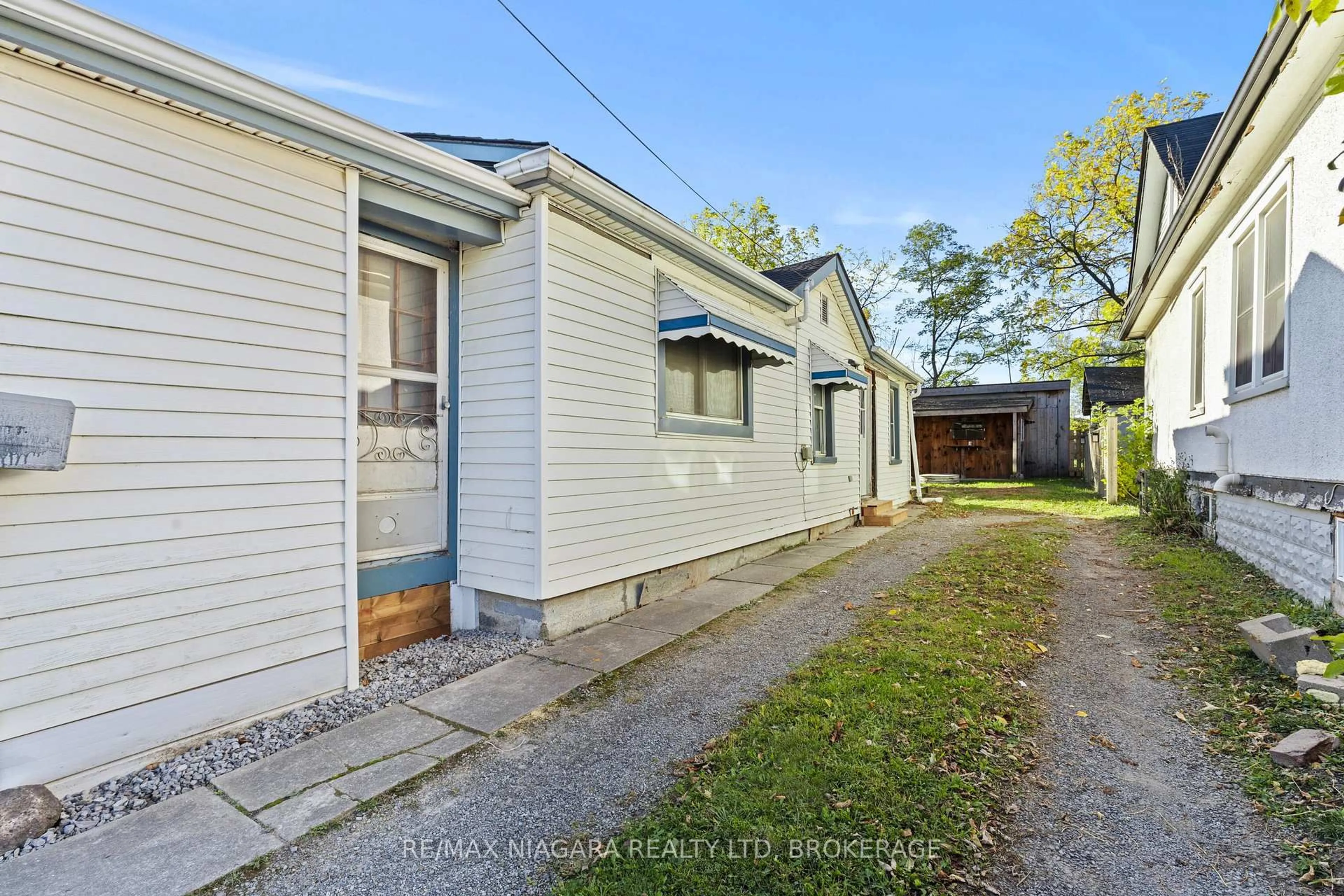 A pic from outside/outdoor area/front of a property/back of a property/a pic from drone, street for 140 Clara St, Thorold Ontario L2V 1K3