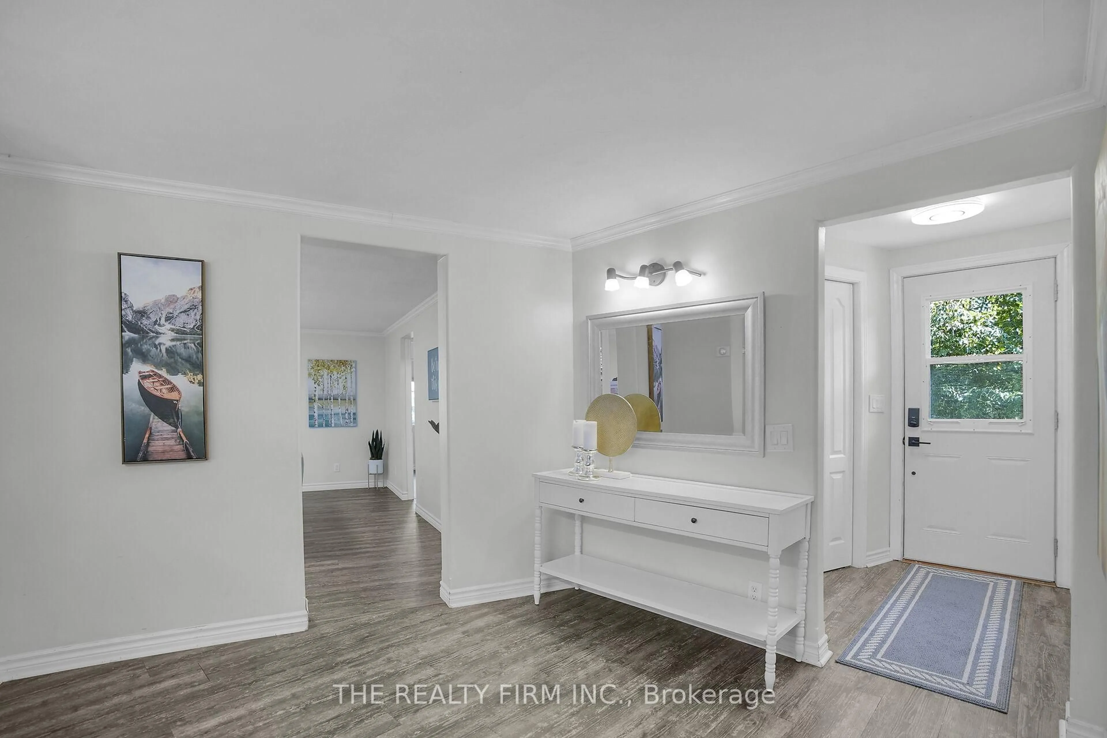 Indoor entryway for 3692 Beverly Glen, Plympton-Wyoming Ontario N0N 1E0