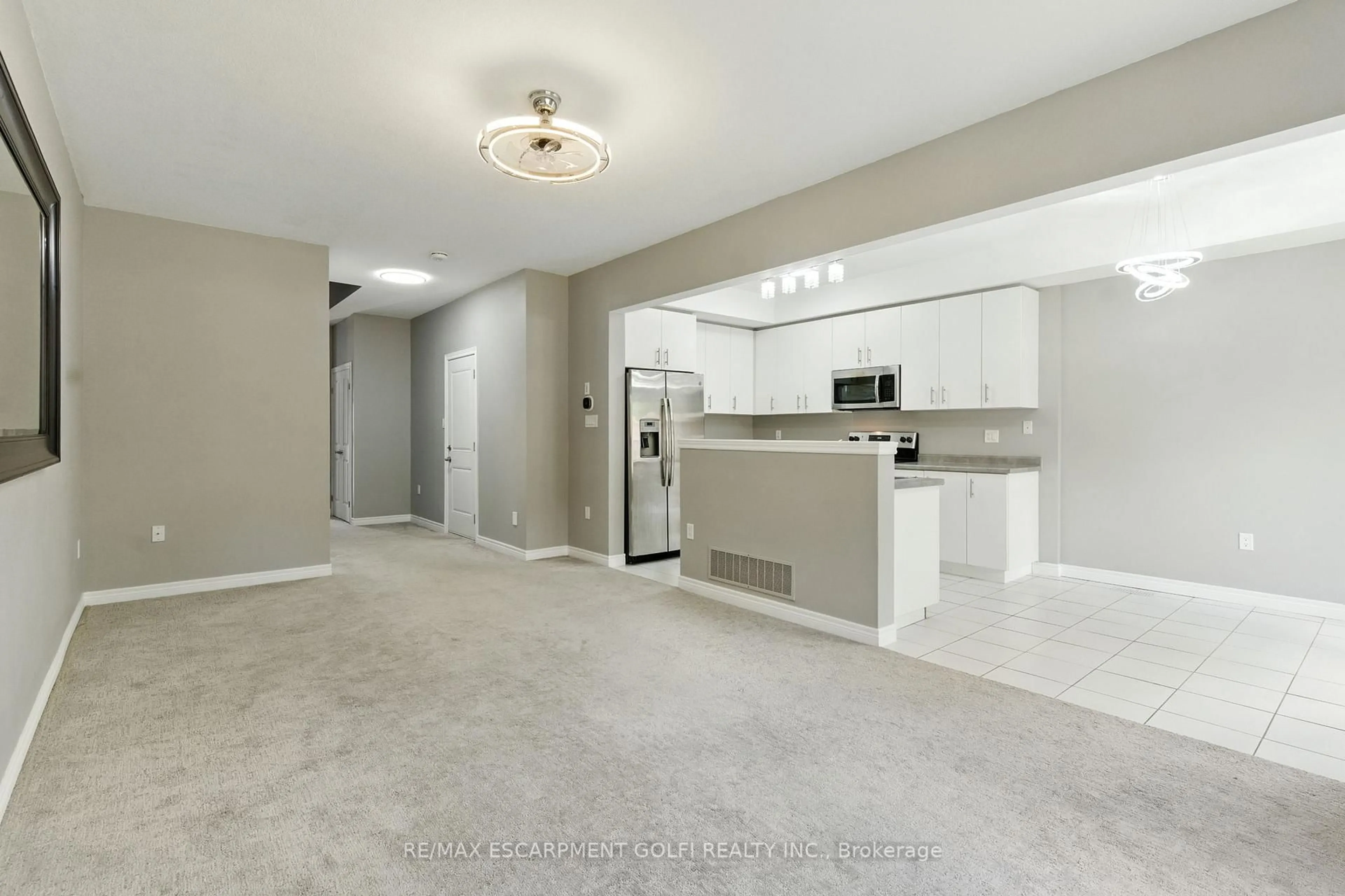 Open concept kitchen, ceramic/tile floor for 17 Dennis Dr, West Lincoln Ontario L0R 2A0