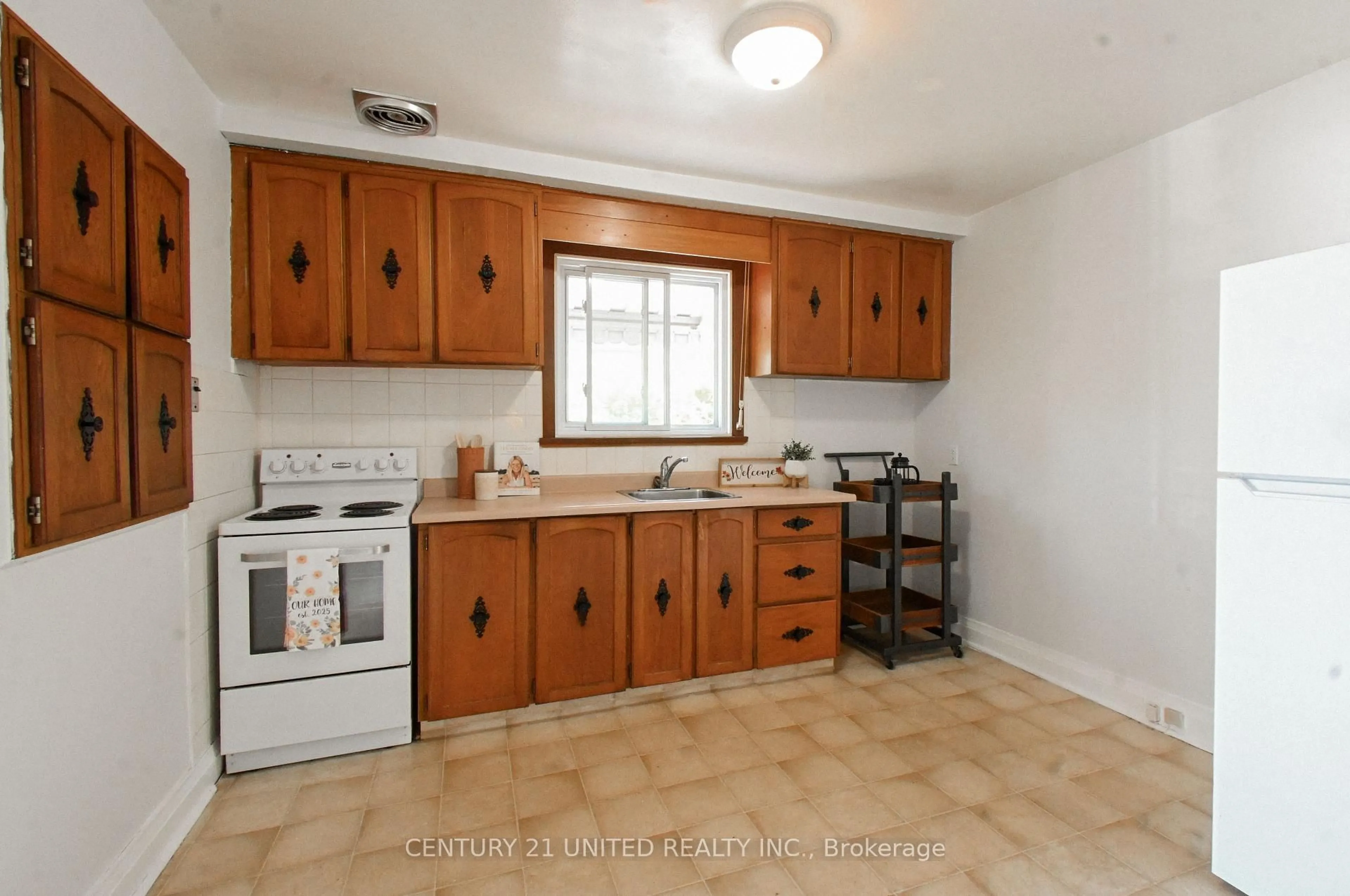 Standard kitchen, unknown for 567 O'Connell Rd, Peterborough Ontario K9J 4E2