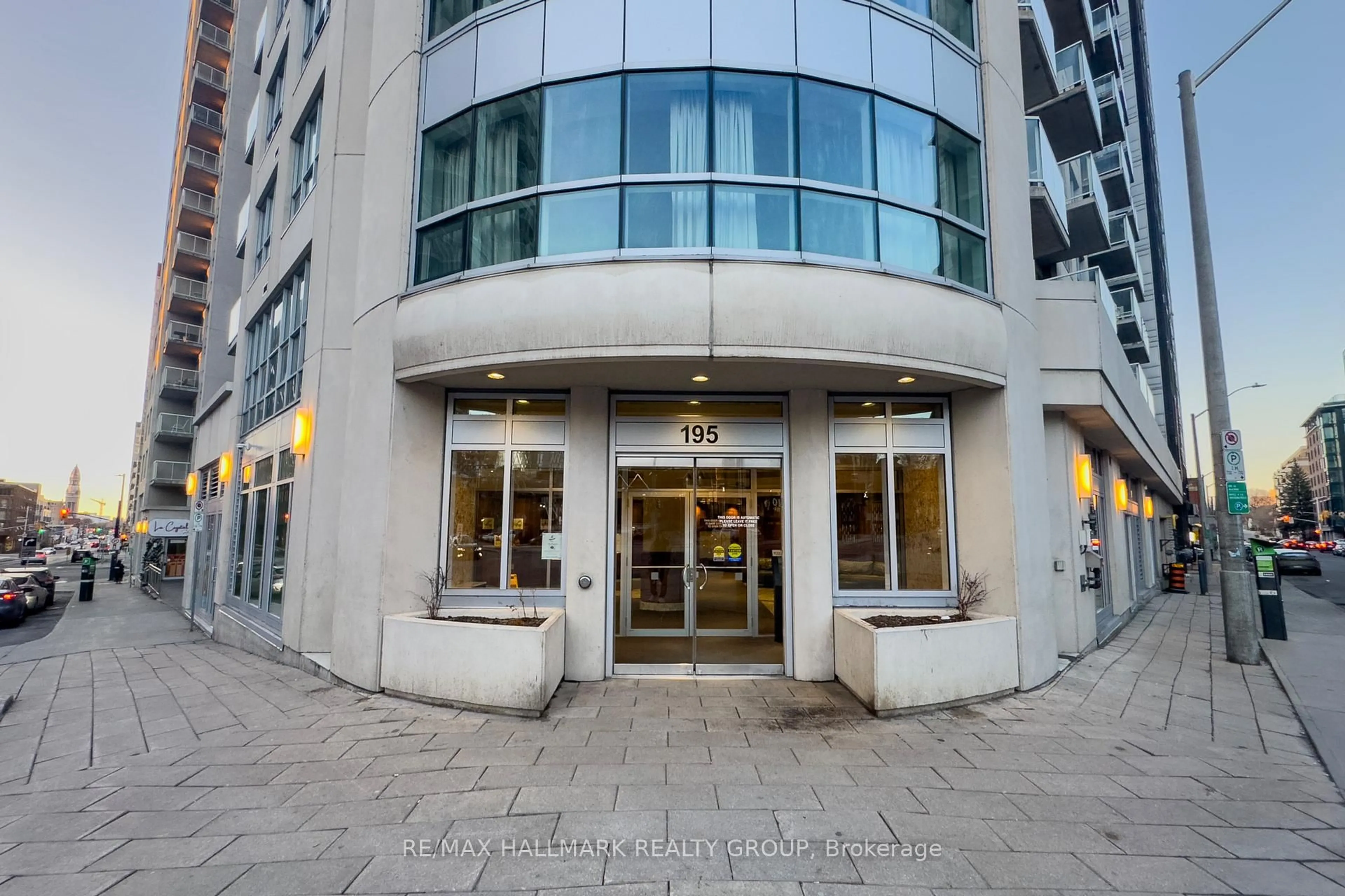 Indoor foyer for 195 Besserer St #2701, Ottawa Ontario K1N 0B6