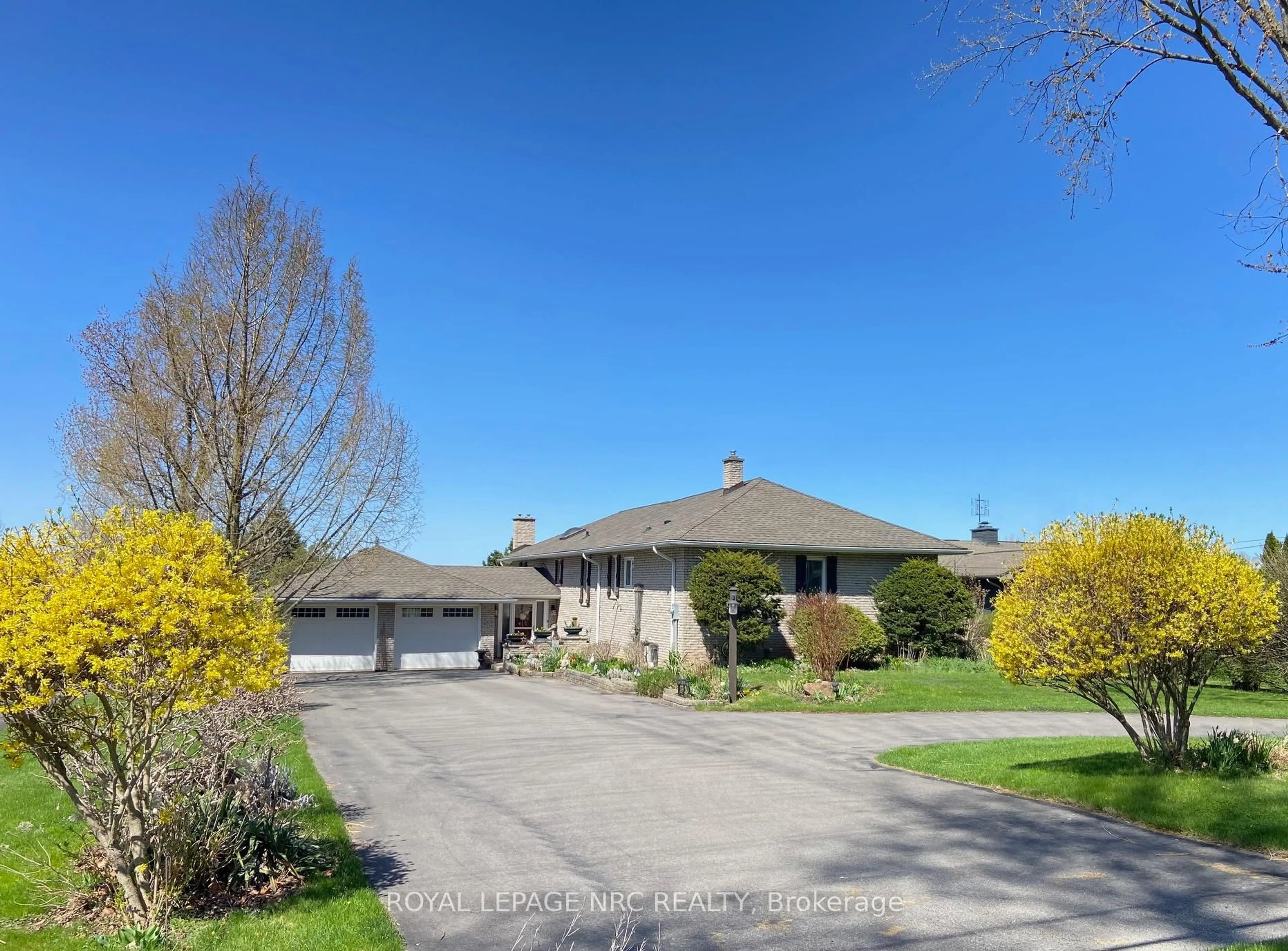 A pic from outside/outdoor area/front of a property/back of a property/a pic from drone, street for 1750 York Rd, Niagara-on-the-Lake Ontario L0S 1J0