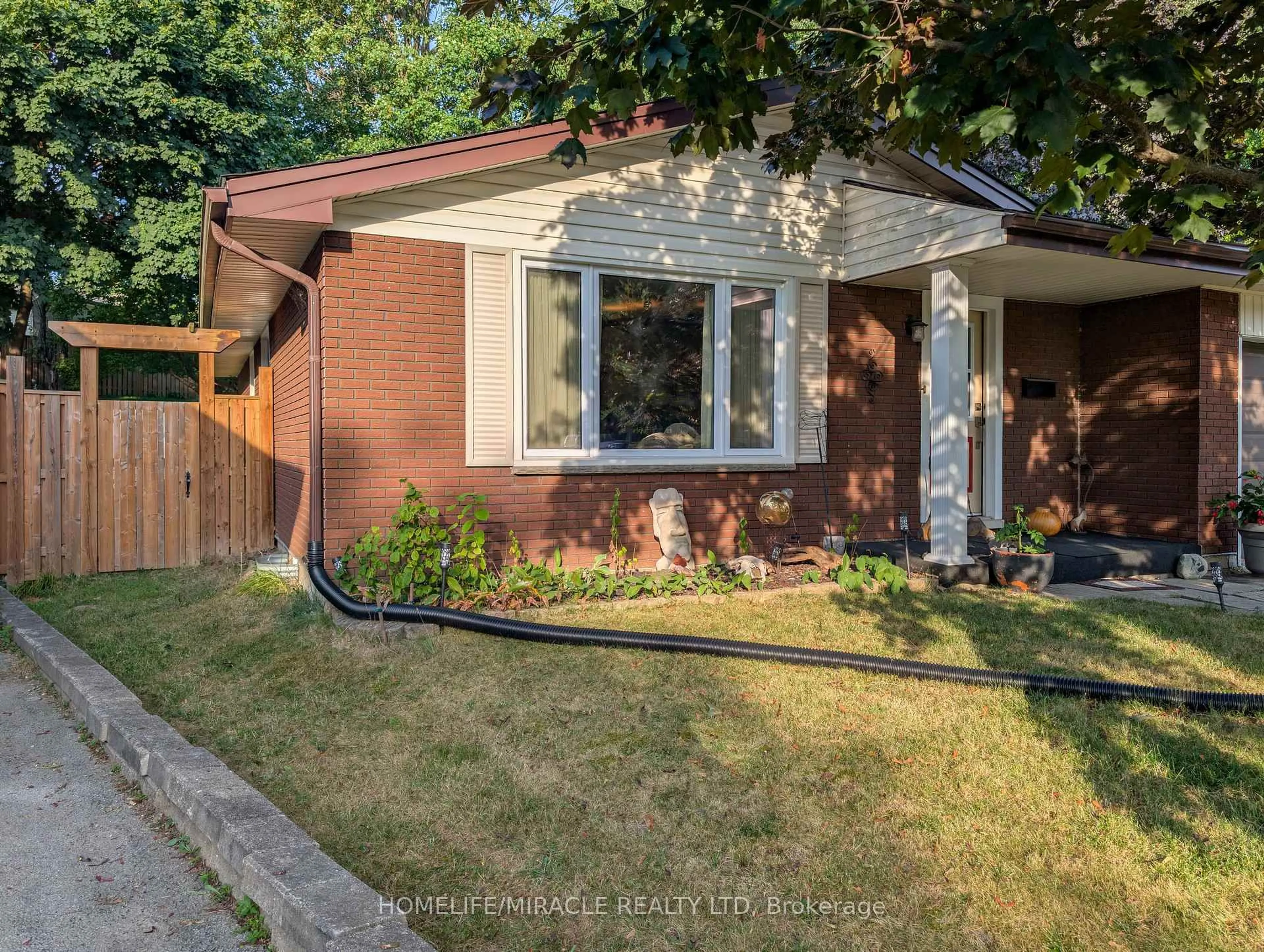 Home with brick exterior material, street for 36 Arrowhead Pl, Kitchener Ontario N2P 1C3