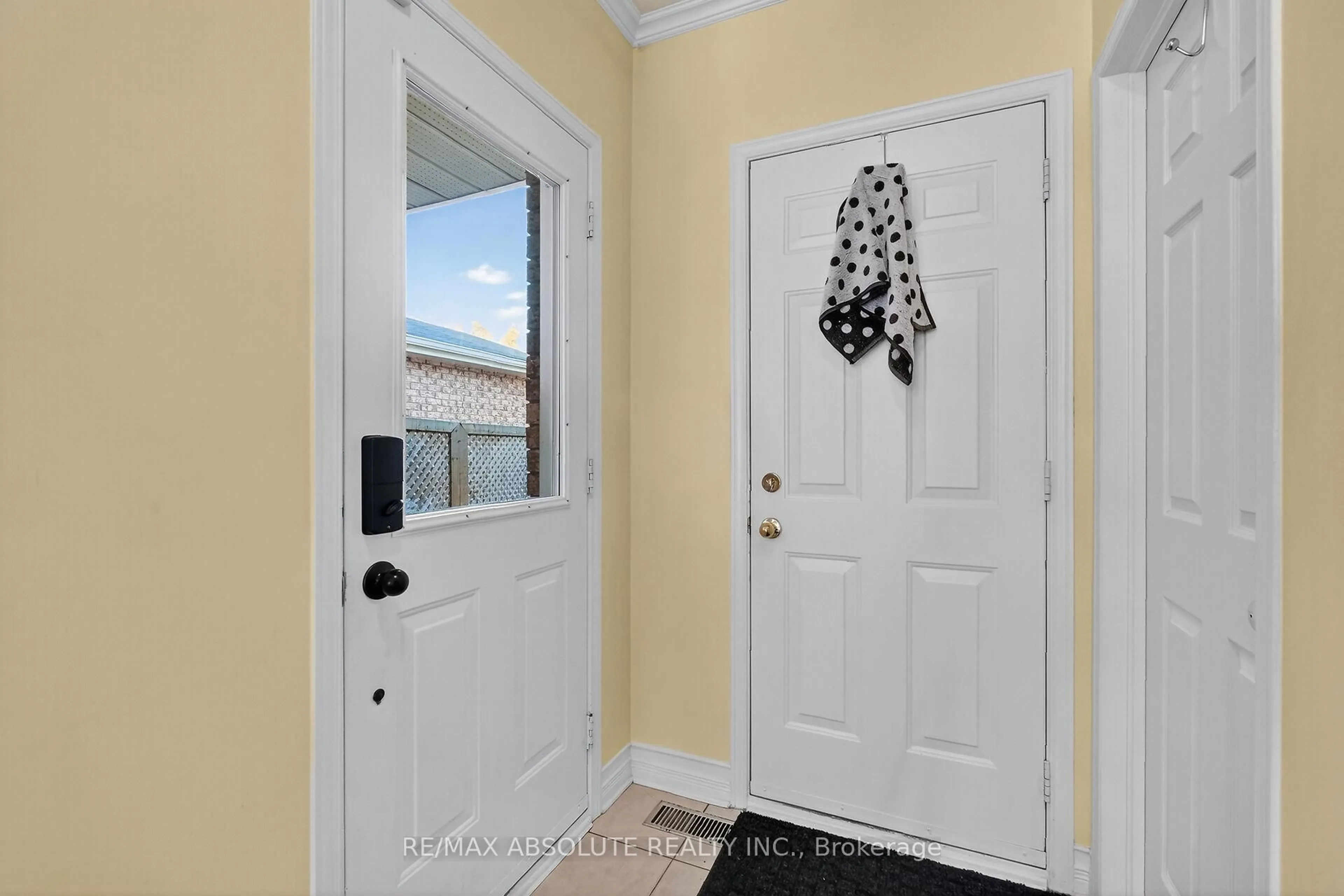 Indoor entryway for 42 COLLEGE Circ, Ottawa Ontario K1K 4R8