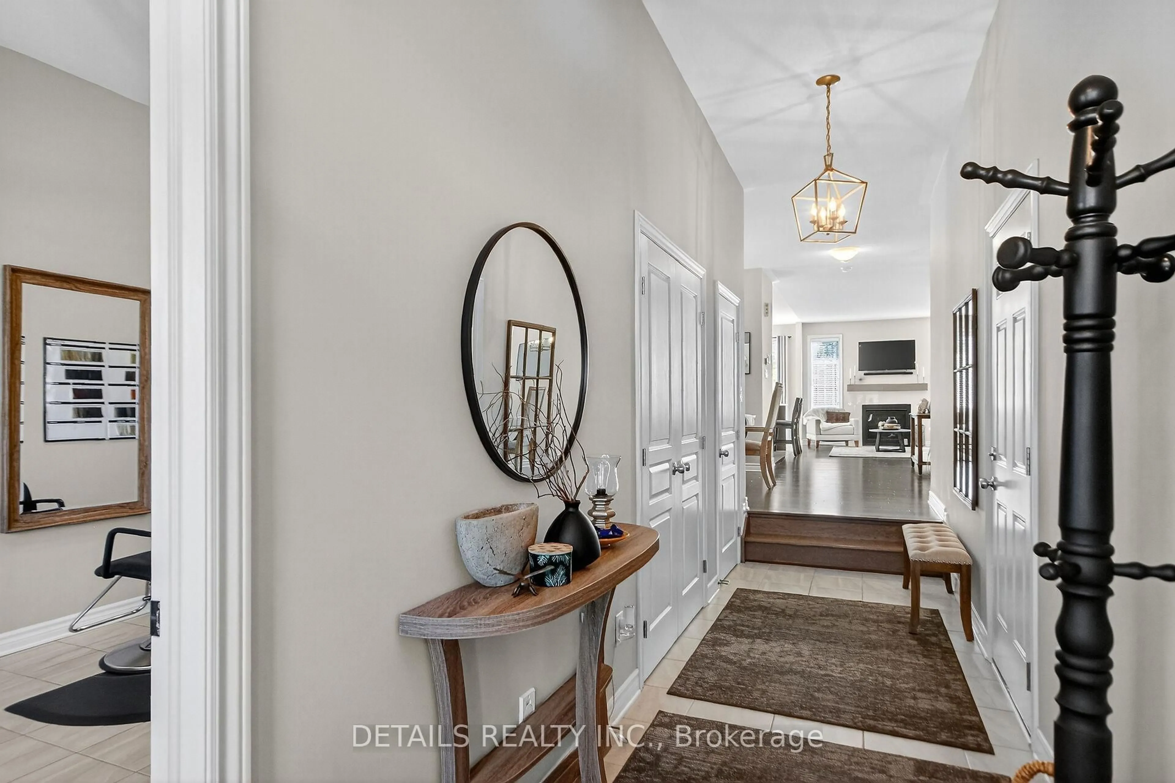 Indoor entryway for 828 Cologne St, Russell Ontario K0A 1W0