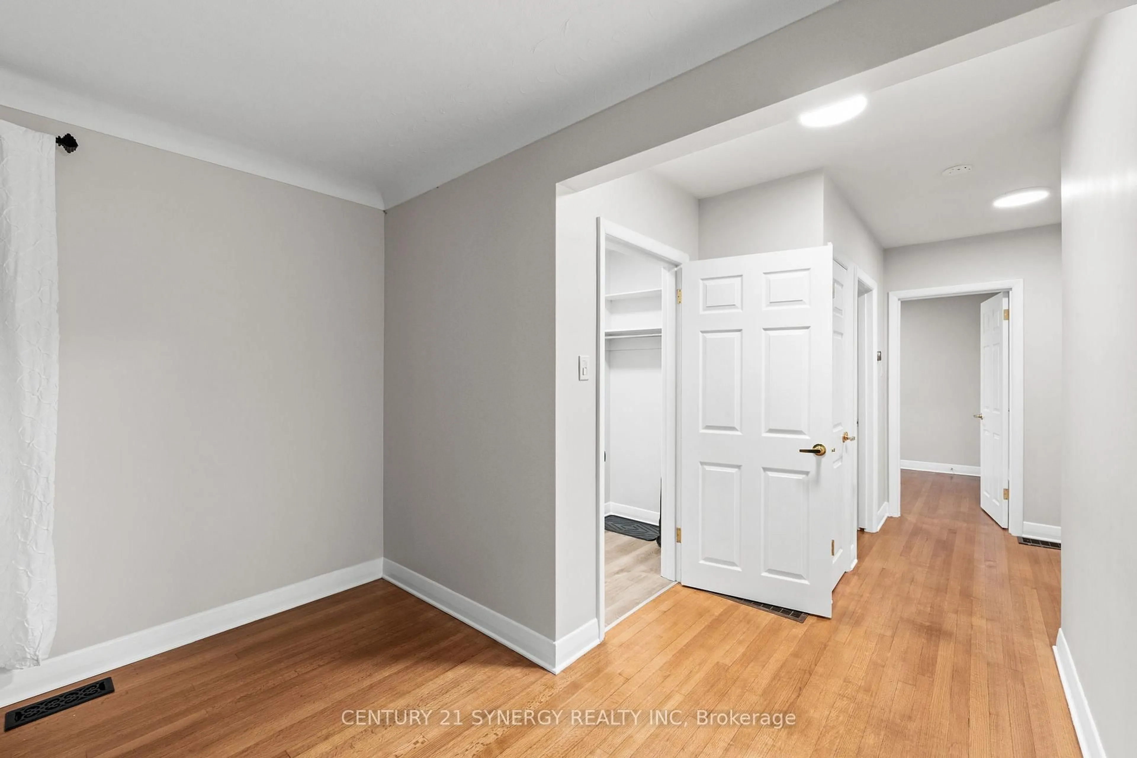 Indoor entryway for 22 Carola St, Ottawa Ontario K2G 0Y1