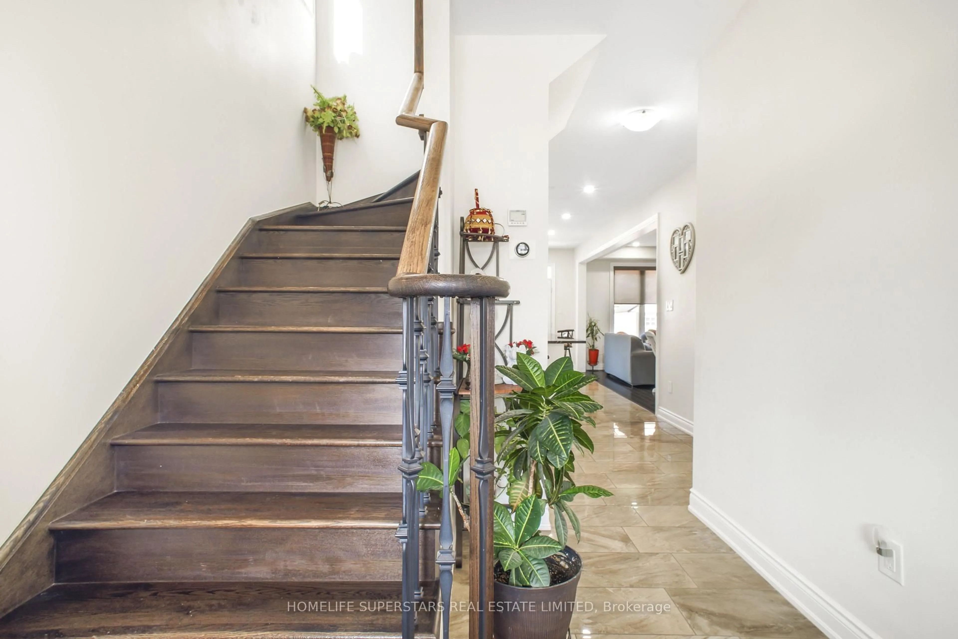 Indoor entryway for 8066 Hackberry Tr, Niagara Falls Ontario L2H 2Y6