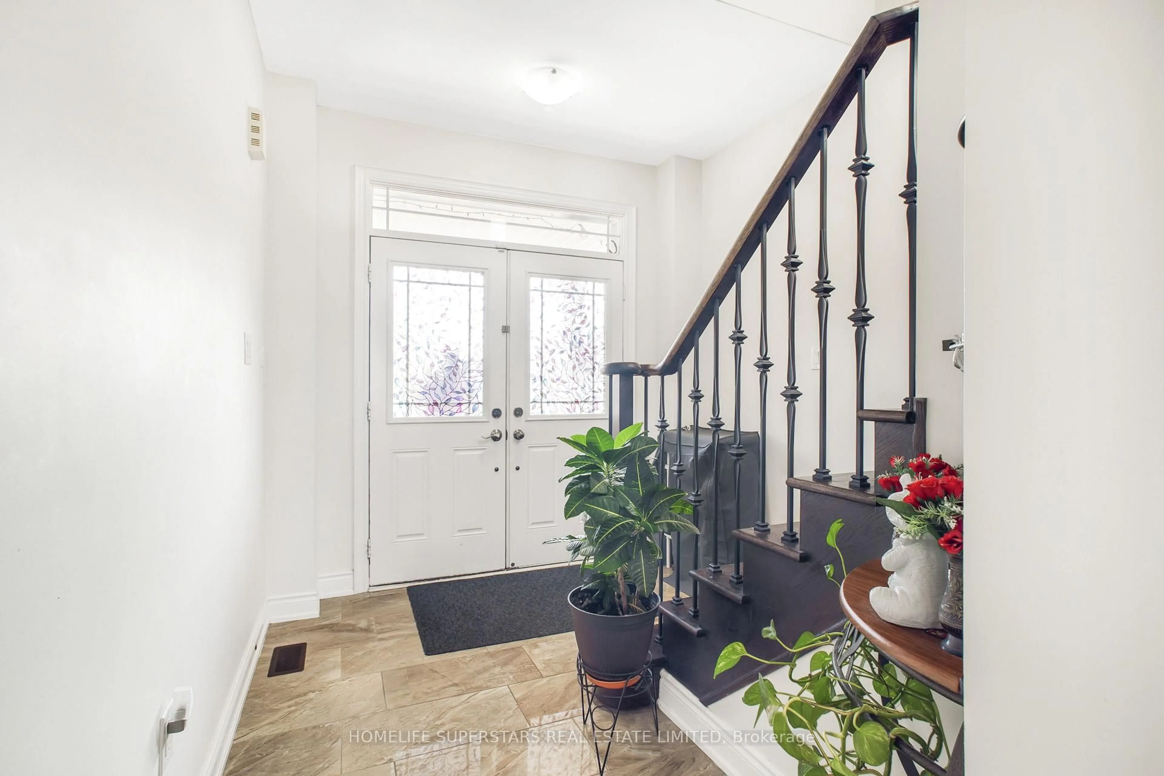 Indoor foyer for 8066 Hackberry Tr, Niagara Falls Ontario L2H 2Y6