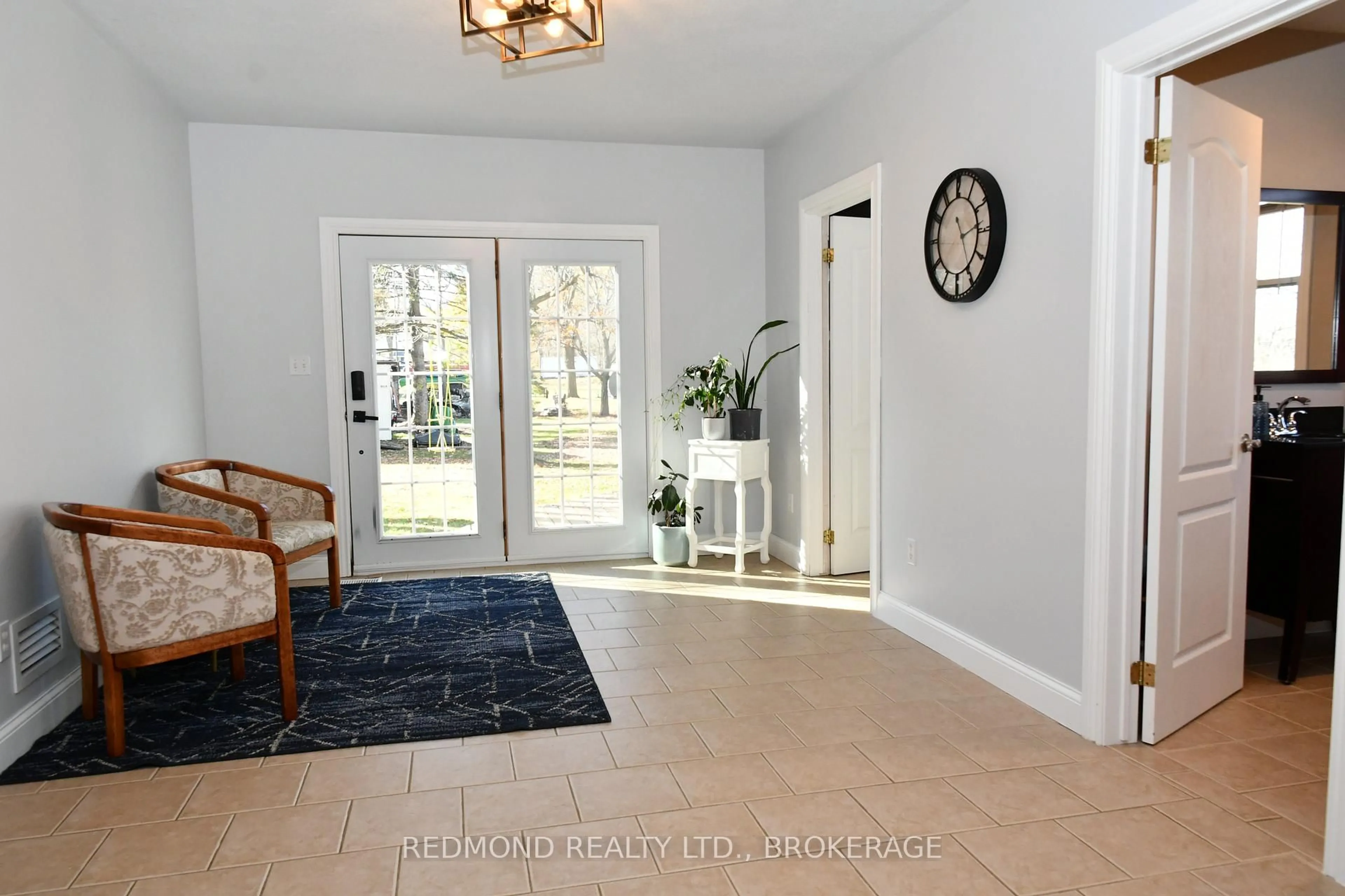 Indoor entryway for 36 King Street, Leeds and the Thousand Islands Ontario K0E 1L0