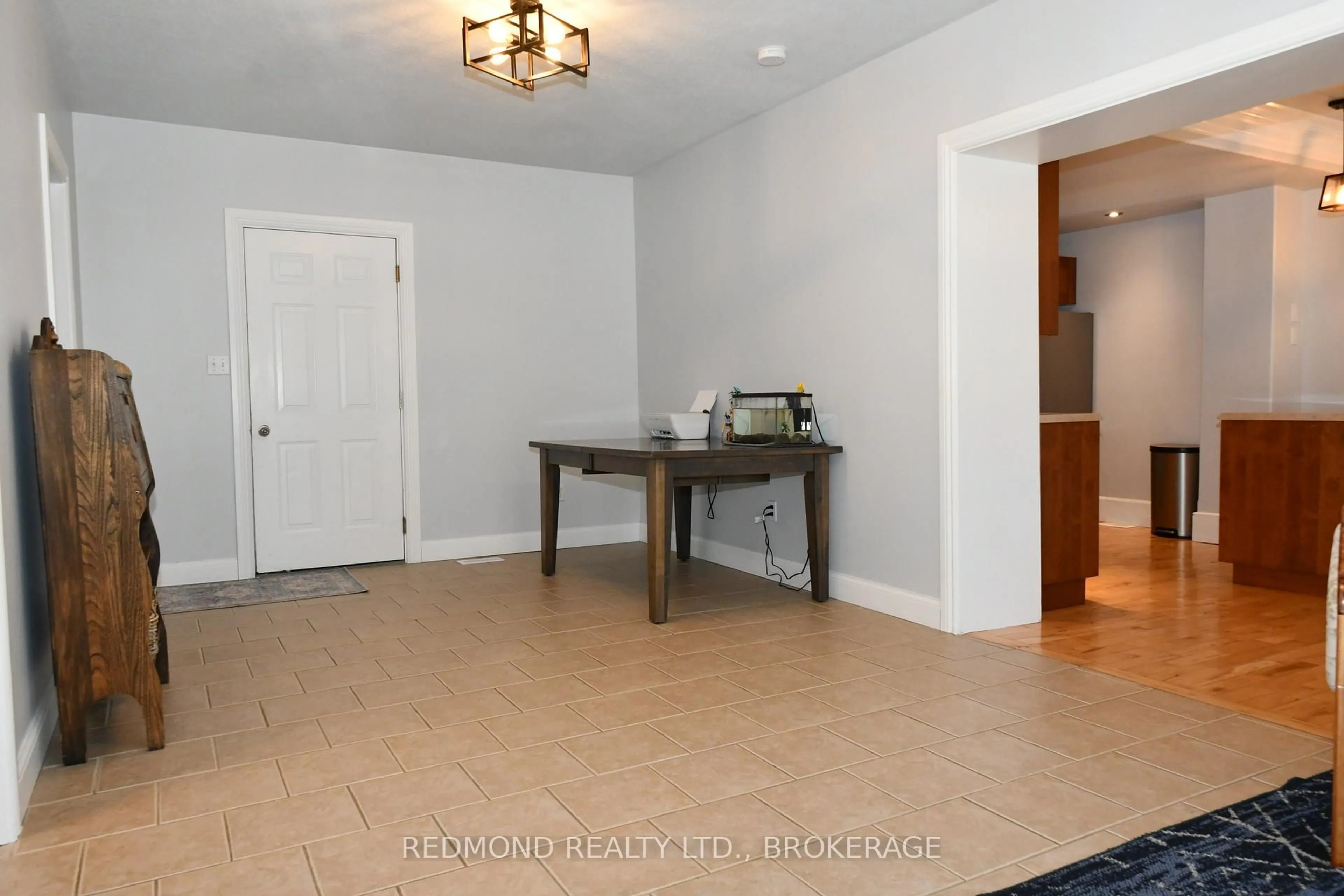 Indoor entryway for 36 King Street, Leeds and the Thousand Islands Ontario K0E 1L0