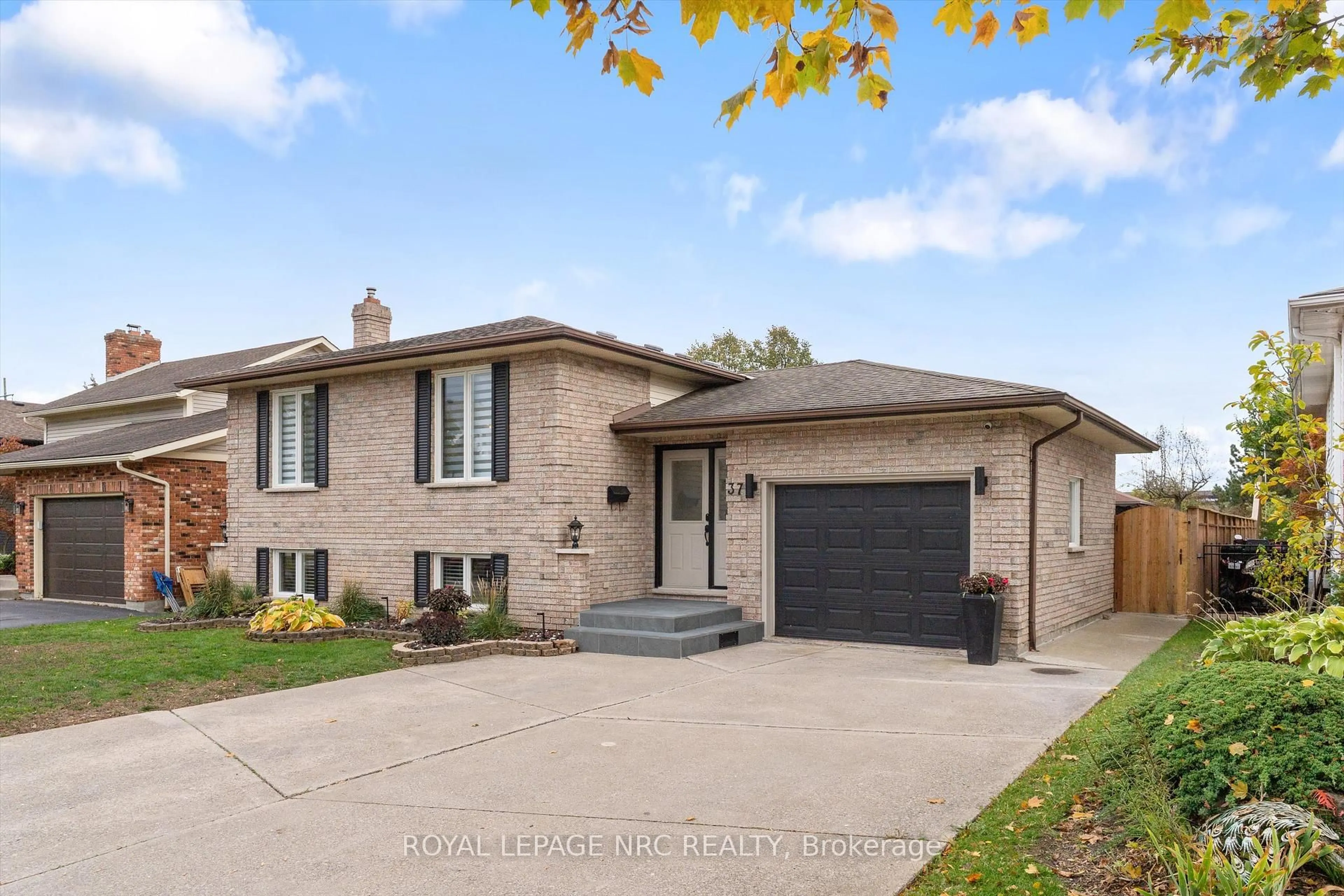Home with brick exterior material, street for 37 West Farmington Dr, St. Catharines Ontario L2S 3S3