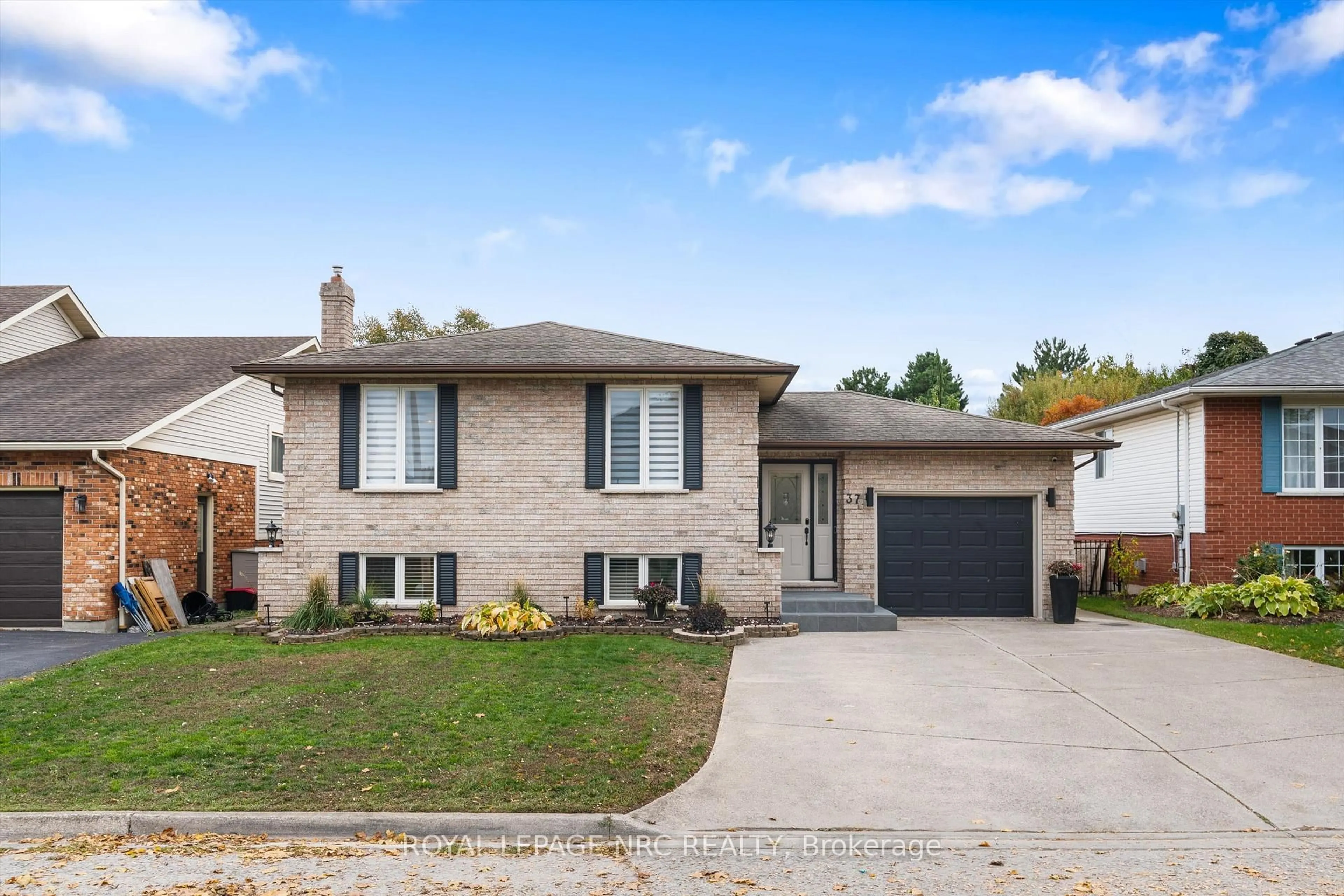 Home with brick exterior material, street for 37 West Farmington Dr, St. Catharines Ontario L2S 3S3