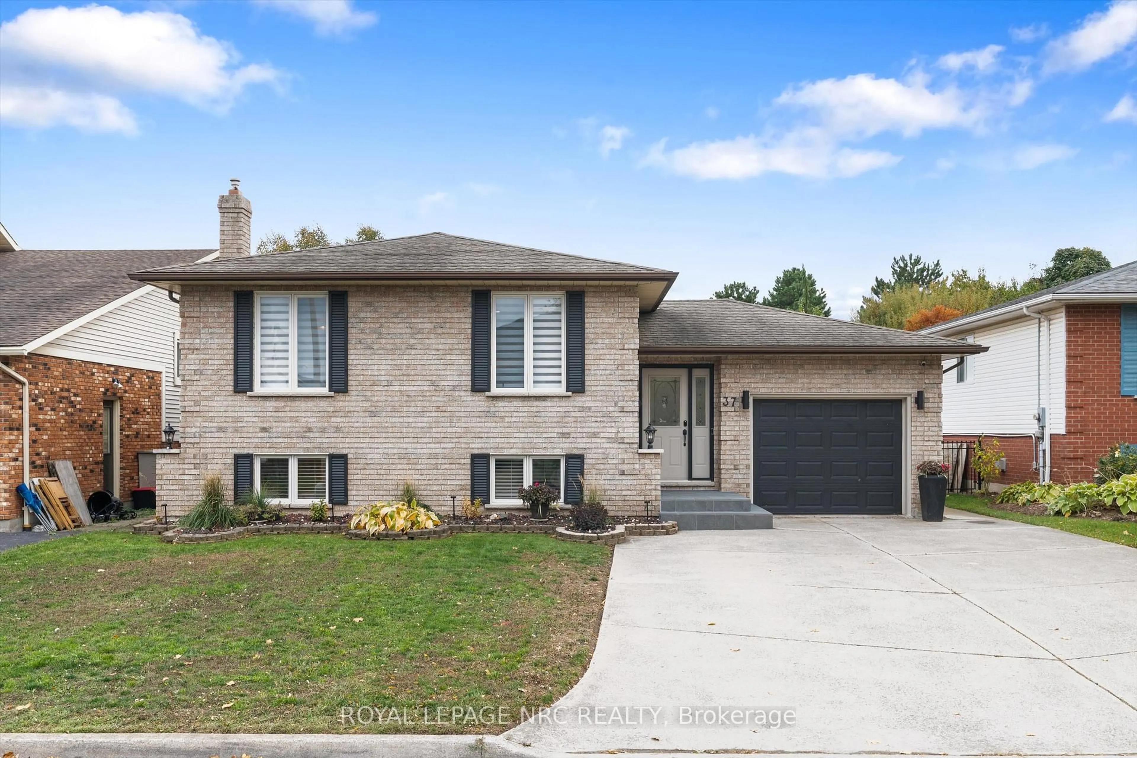Home with brick exterior material, street for 37 West Farmington Dr, St. Catharines Ontario L2S 3S3