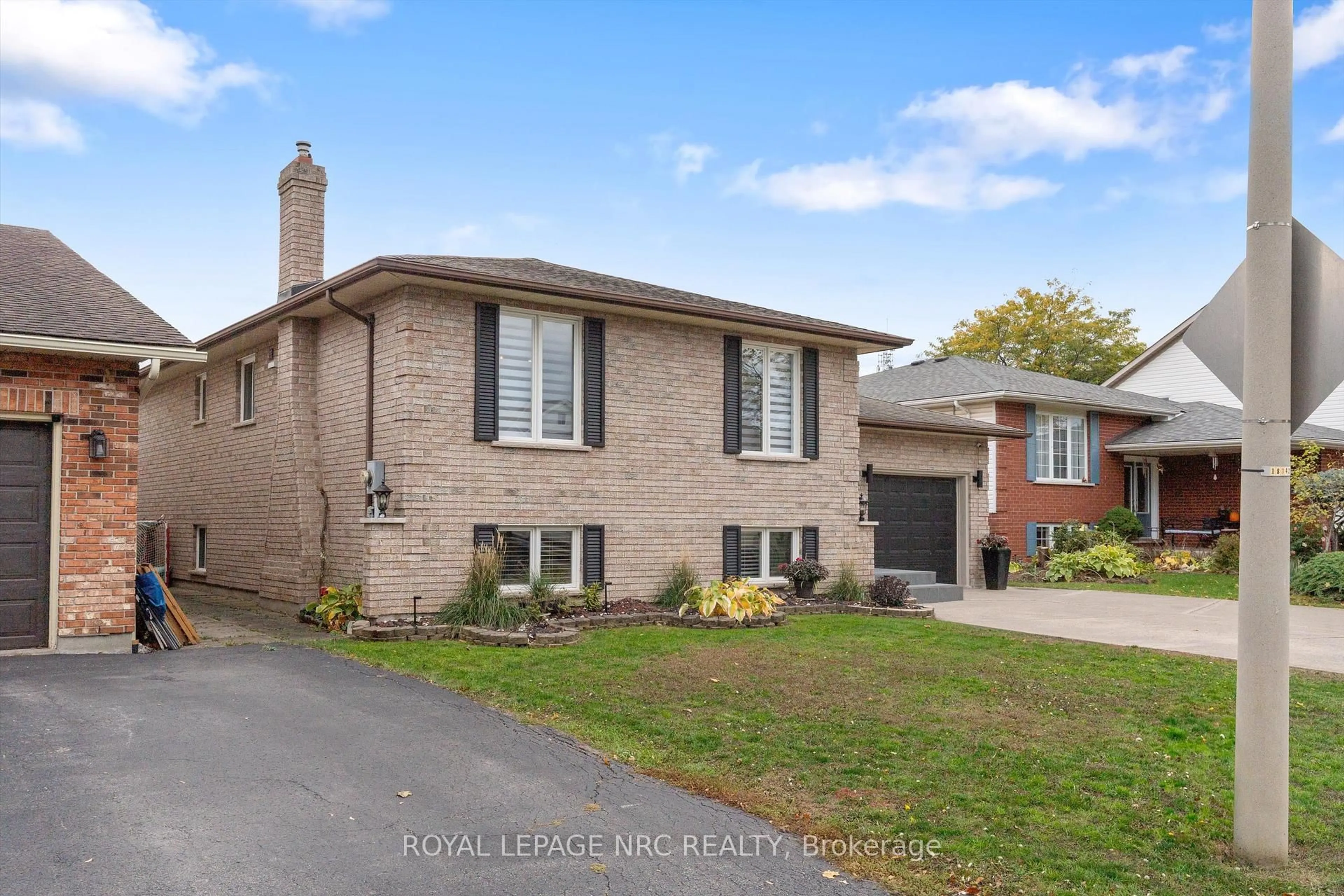 Home with brick exterior material, street for 37 West Farmington Dr, St. Catharines Ontario L2S 3S3
