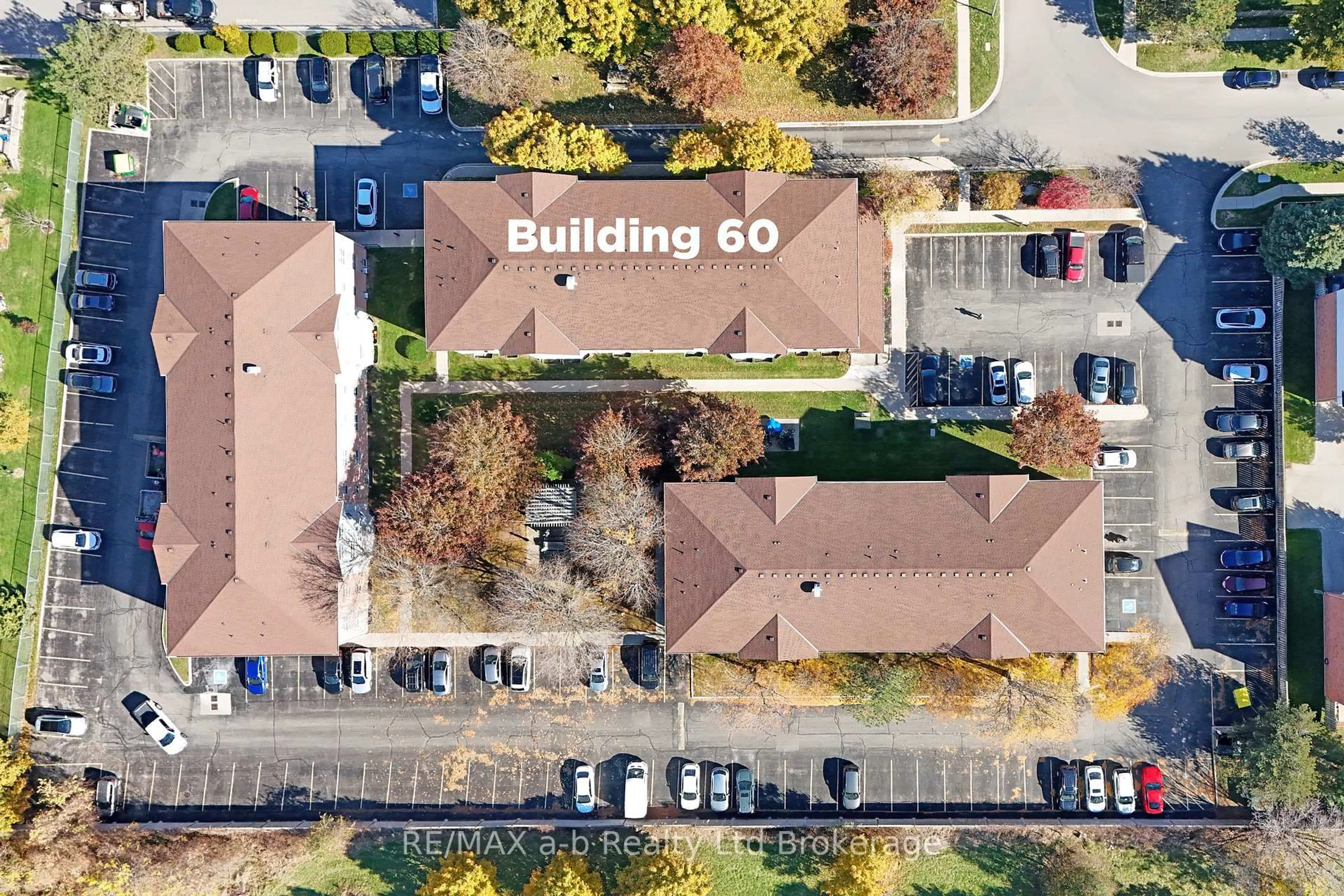 A pic from outside/outdoor area/front of a property/back of a property/a pic from drone, building for 60 HIAWATHA Rd #47, Woodstock Ontario N4T 1P3
