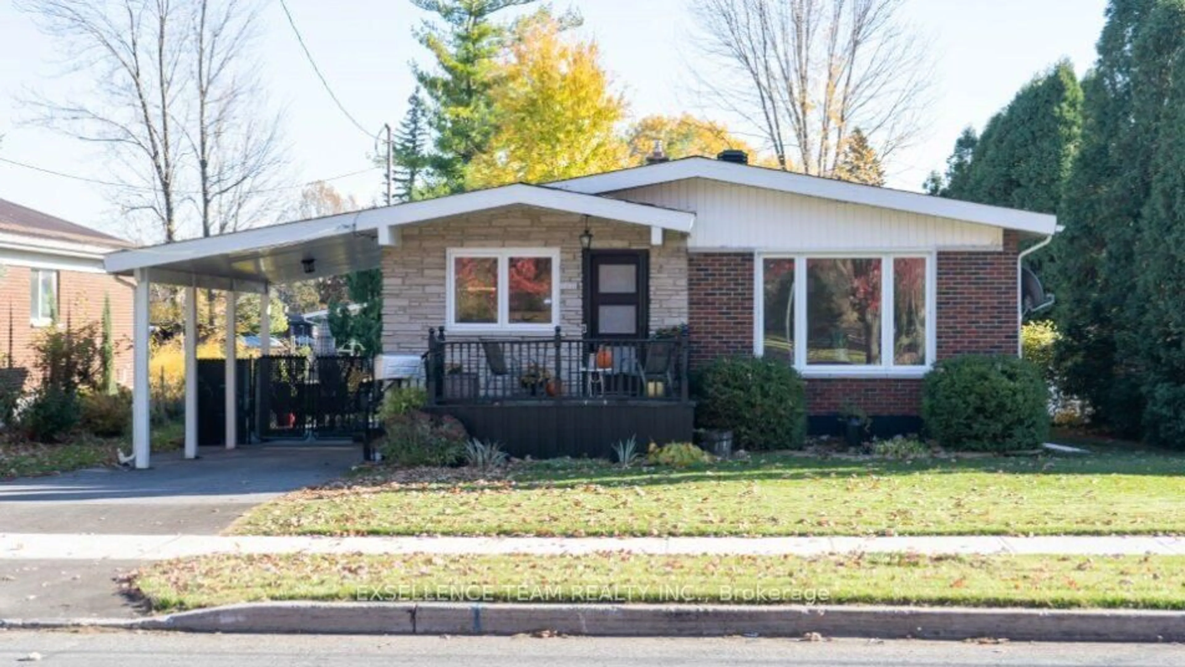 Home with vinyl exterior material, street for 1010 Queen St, Cornwall Ontario K6J 1P4