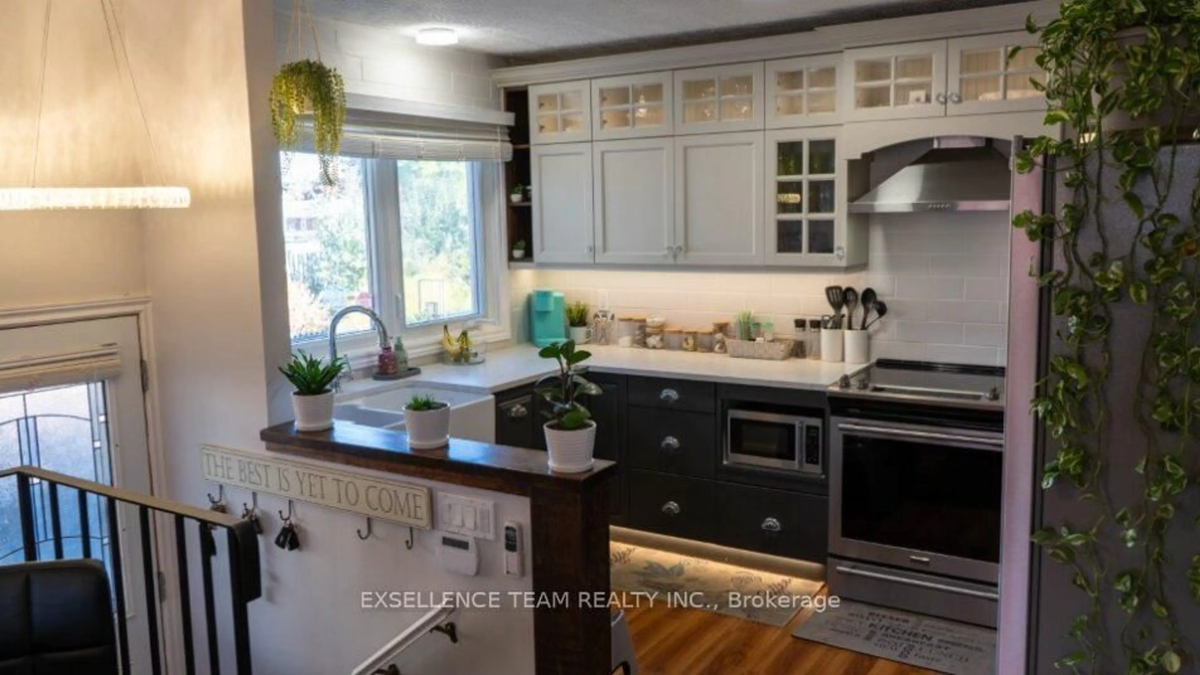 Open concept kitchen, ceramic/tile floor for 1010 Queen St, Cornwall Ontario K6J 1P4