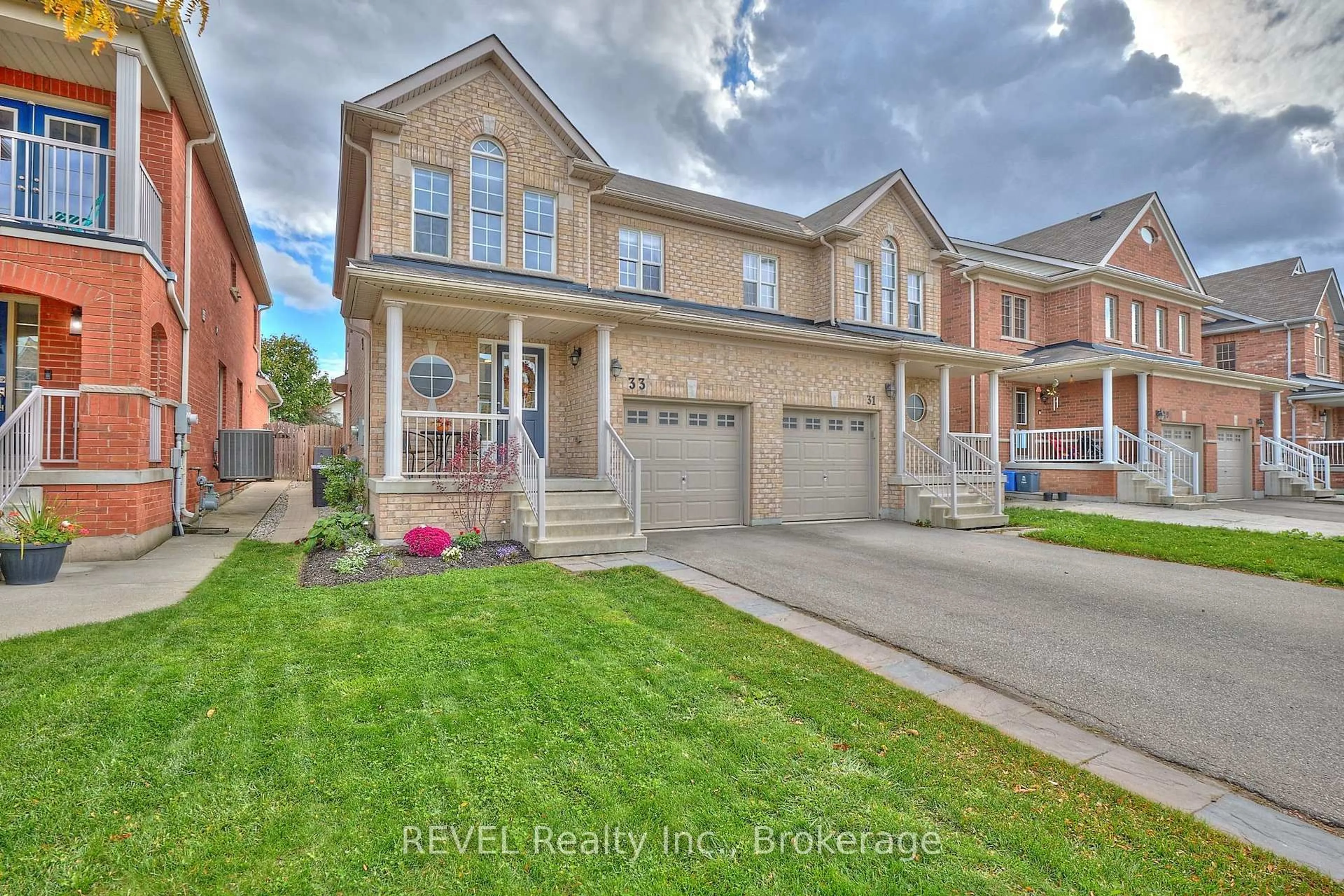 Home with brick exterior material, street for 33 Haynes Crt, Niagara-on-the-Lake Ontario L0S 1J0