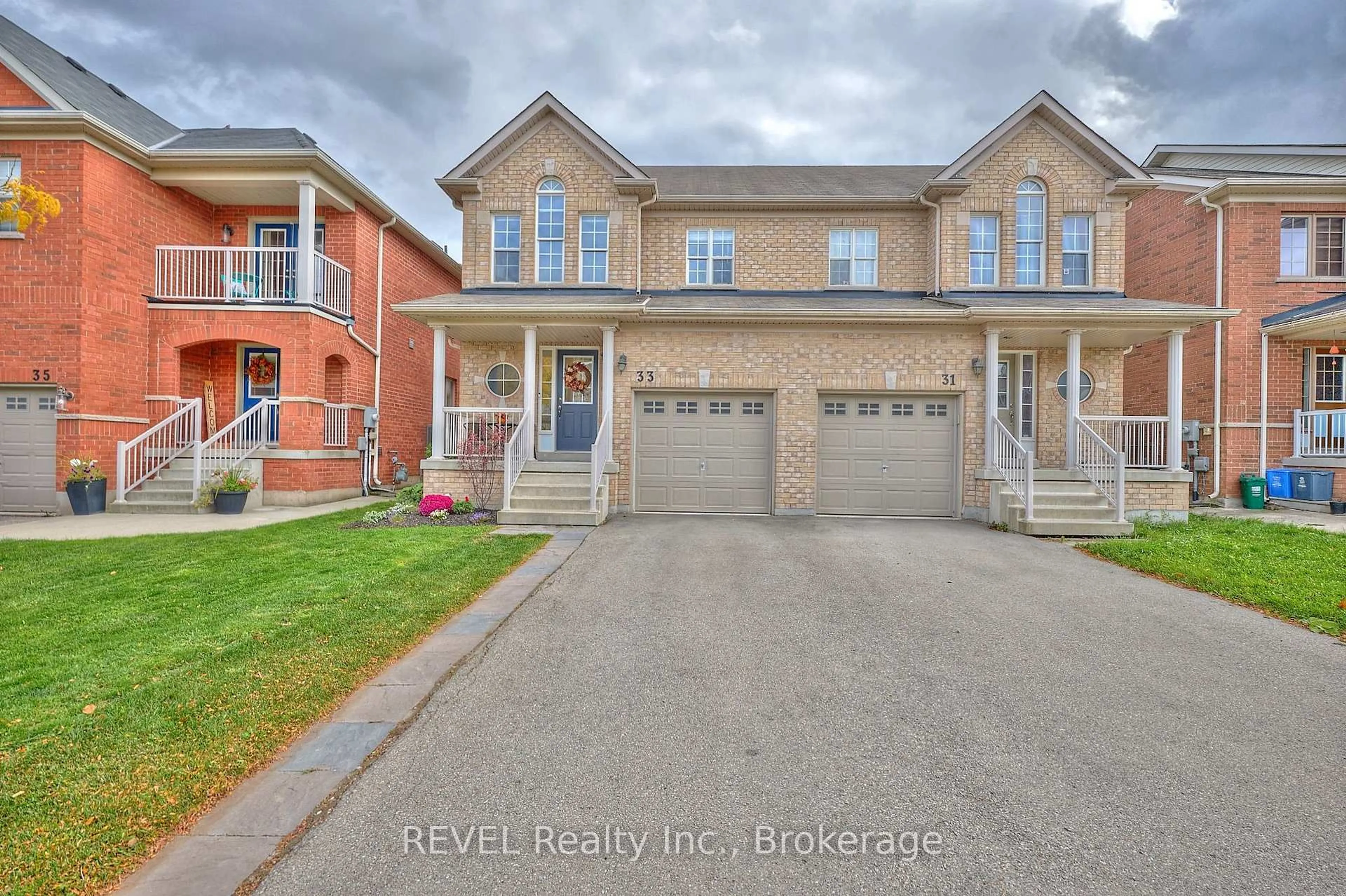 Home with brick exterior material, street for 33 Haynes Crt, Niagara-on-the-Lake Ontario L0S 1J0