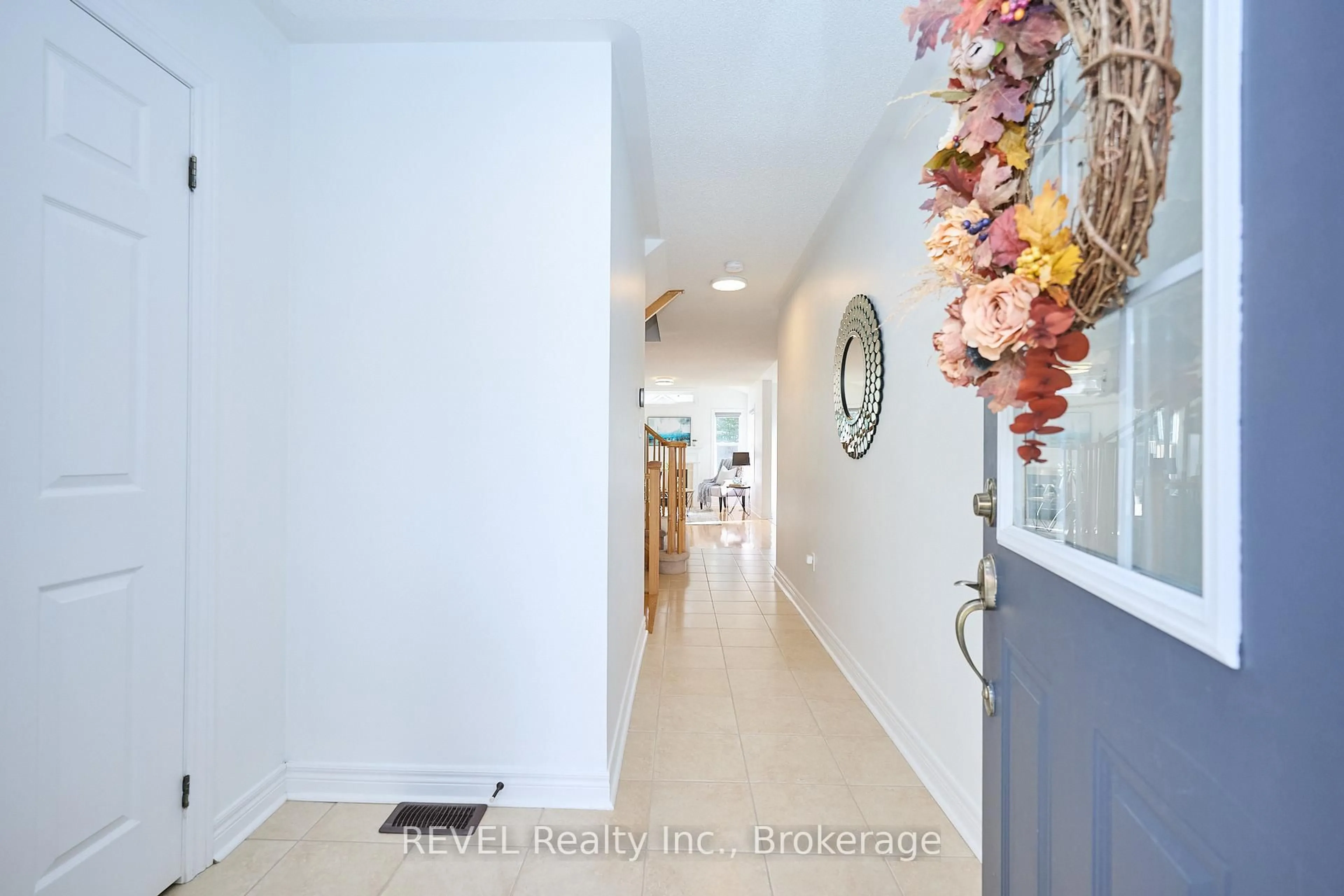 Indoor entryway for 33 Haynes Crt, Niagara-on-the-Lake Ontario L0S 1J0
