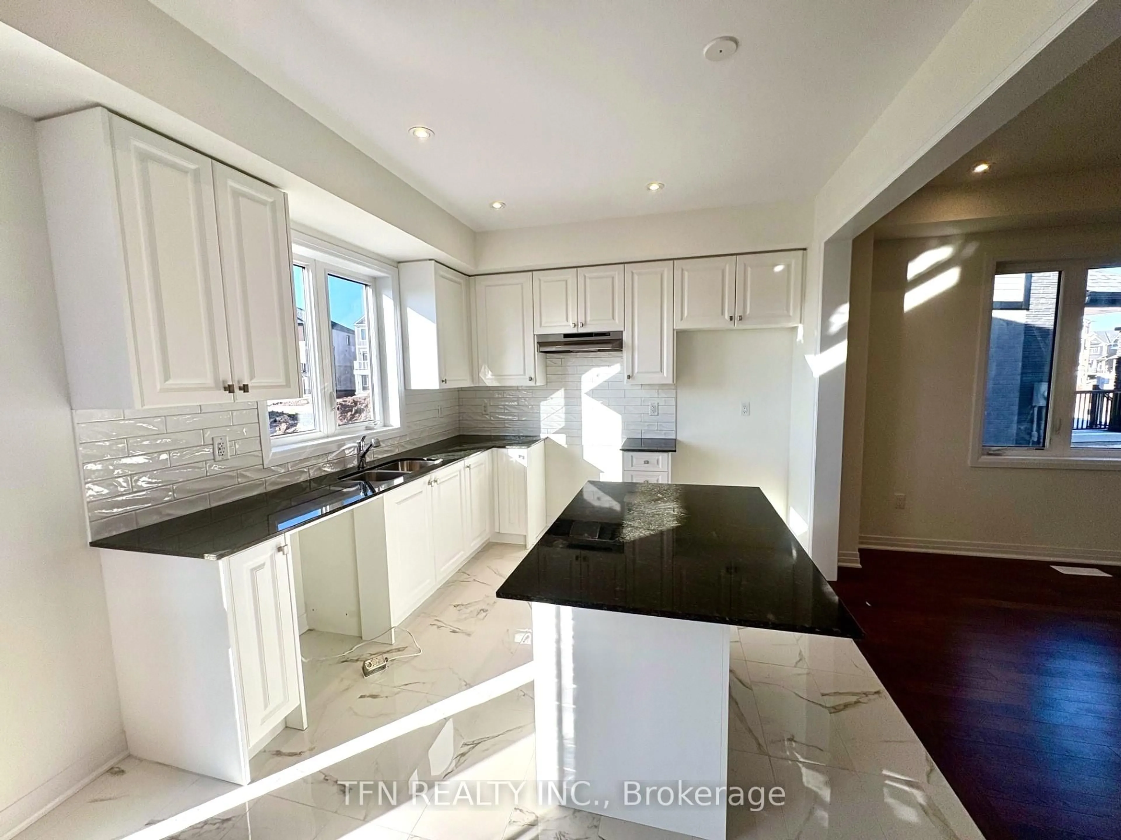 Open concept kitchen, ceramic/tile floor for 28 Canvas Cres, Welland Ontario L3B 0P4