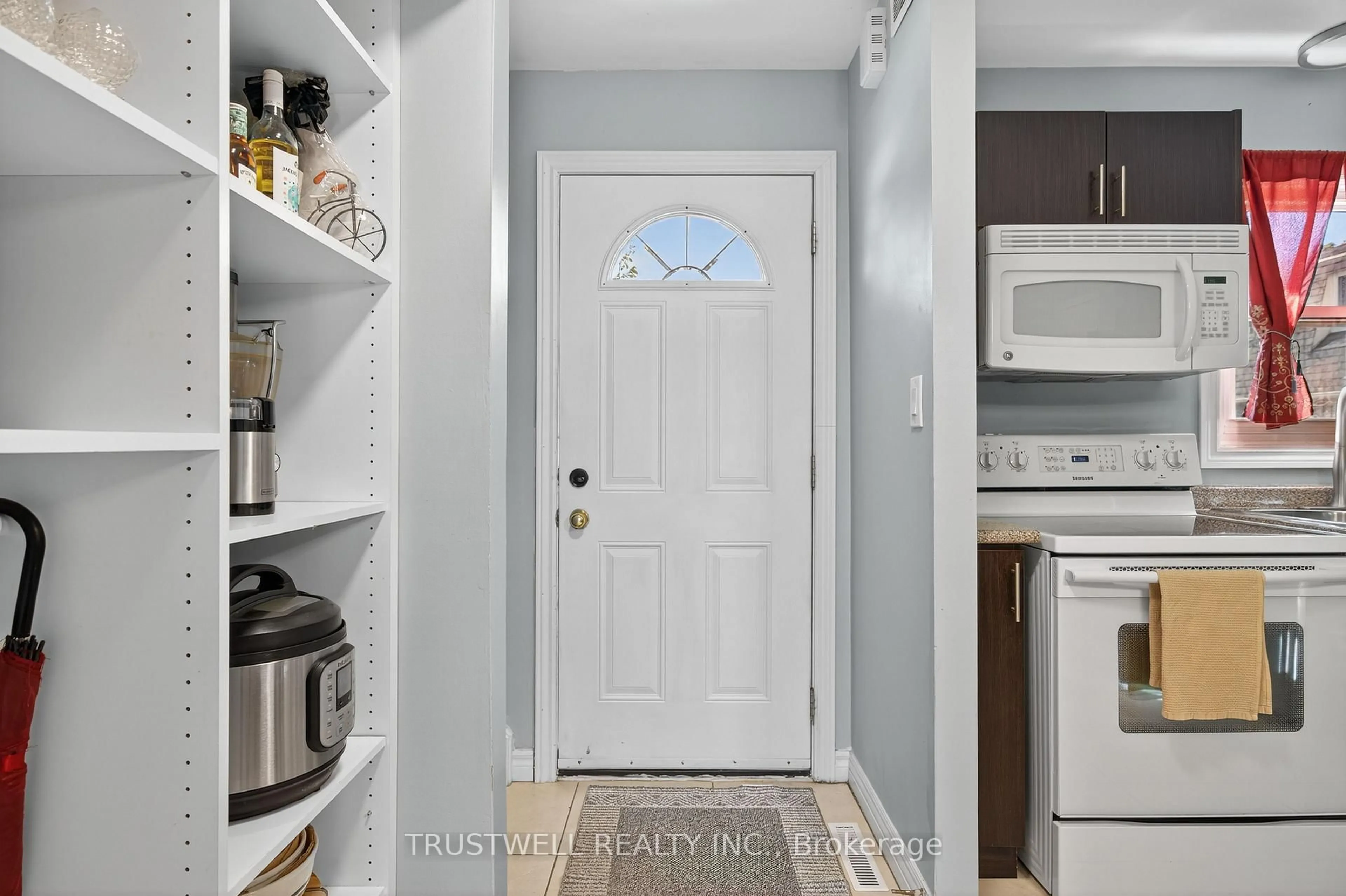 Indoor entryway for 131 Rockwood Ave #26, St. Catharines Ontario L2P 3K4