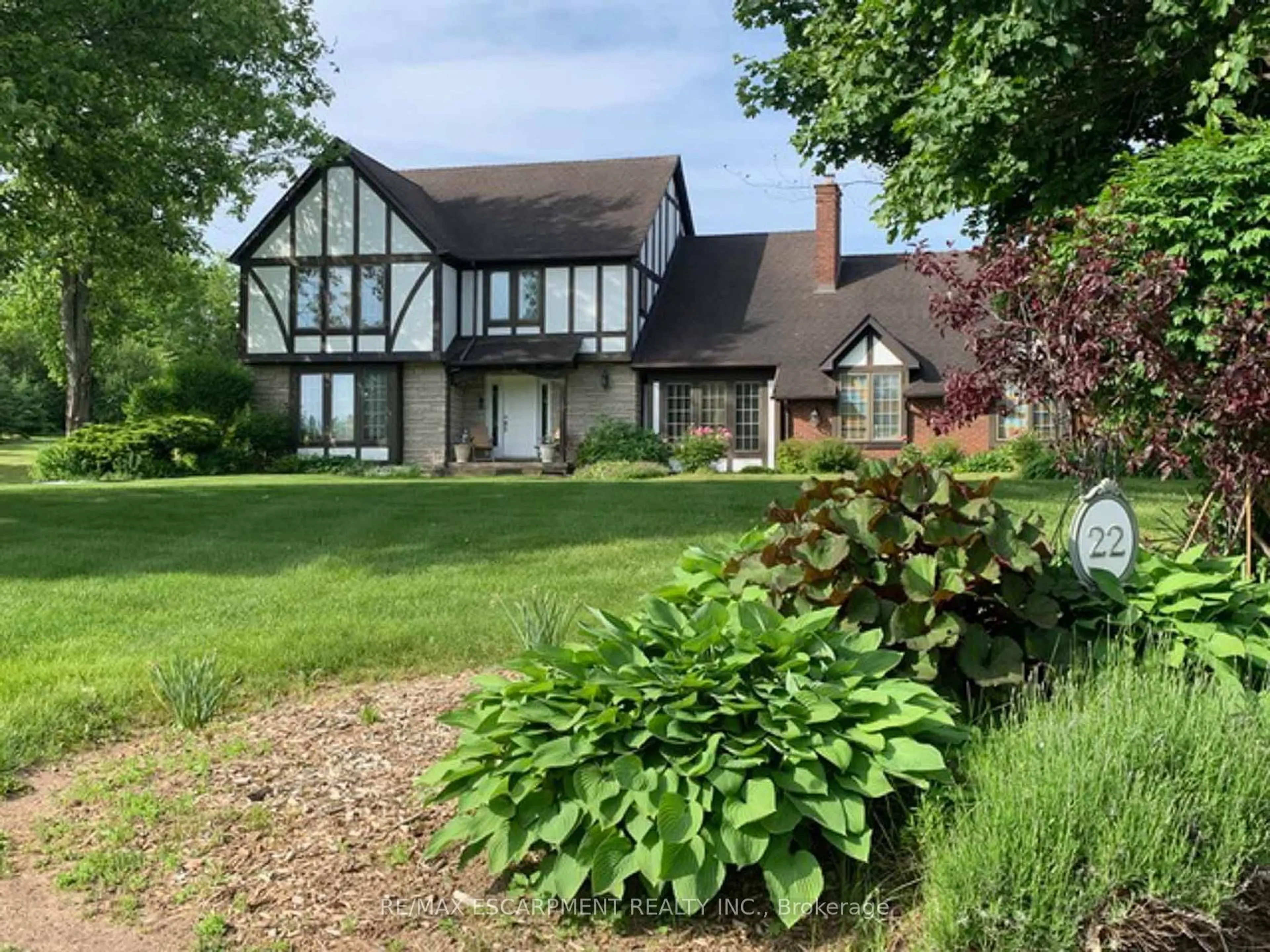 A pic from outside/outdoor area/front of a property/back of a property/a pic from drone, street for 22 Weneil Dr, Hamilton Ontario L8B 0Z6