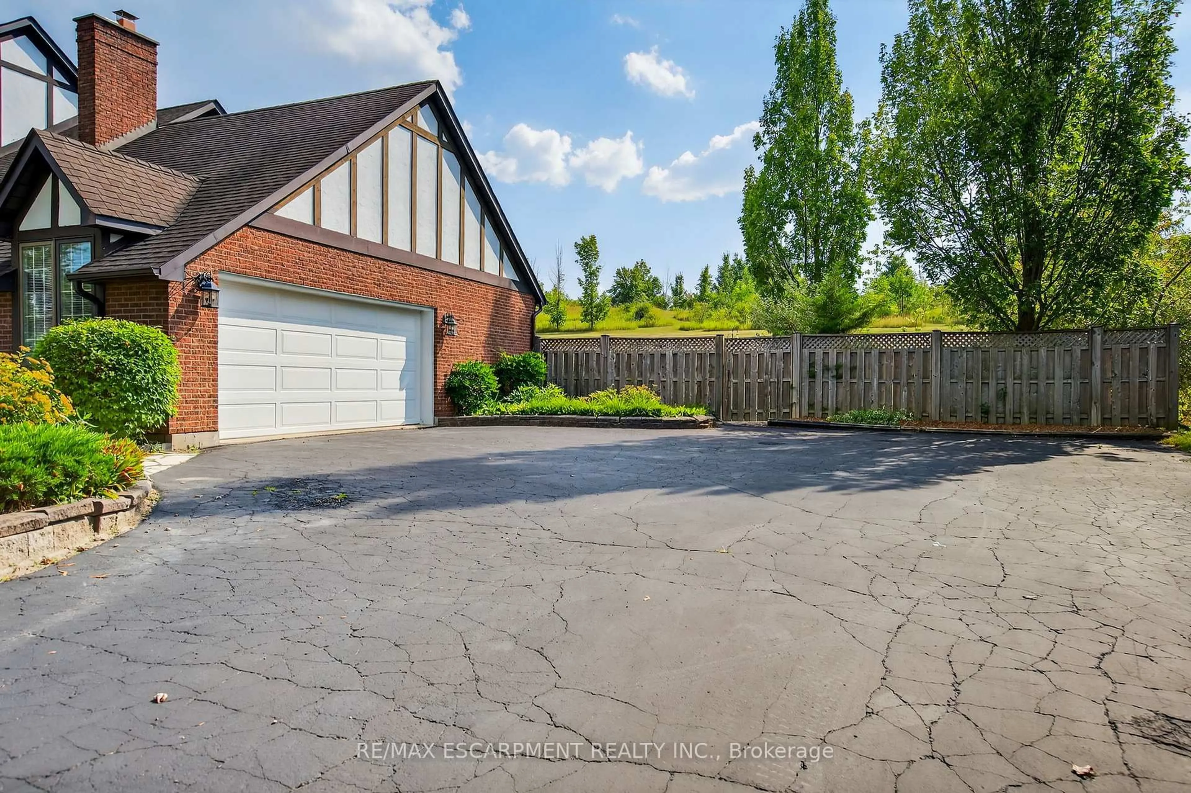 A pic from outside/outdoor area/front of a property/back of a property/a pic from drone, street for 22 Weneil Dr, Hamilton Ontario L8B 0Z6