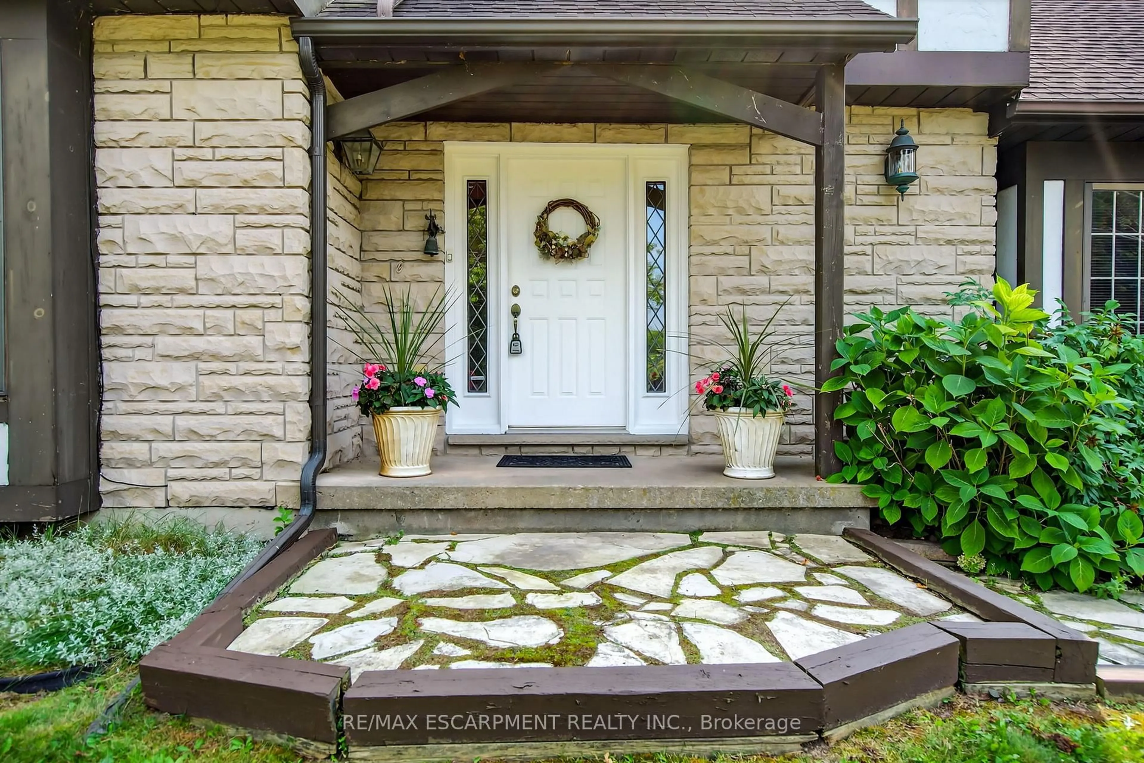 Indoor entryway for 22 Weneil Dr, Hamilton Ontario L8B 0Z6