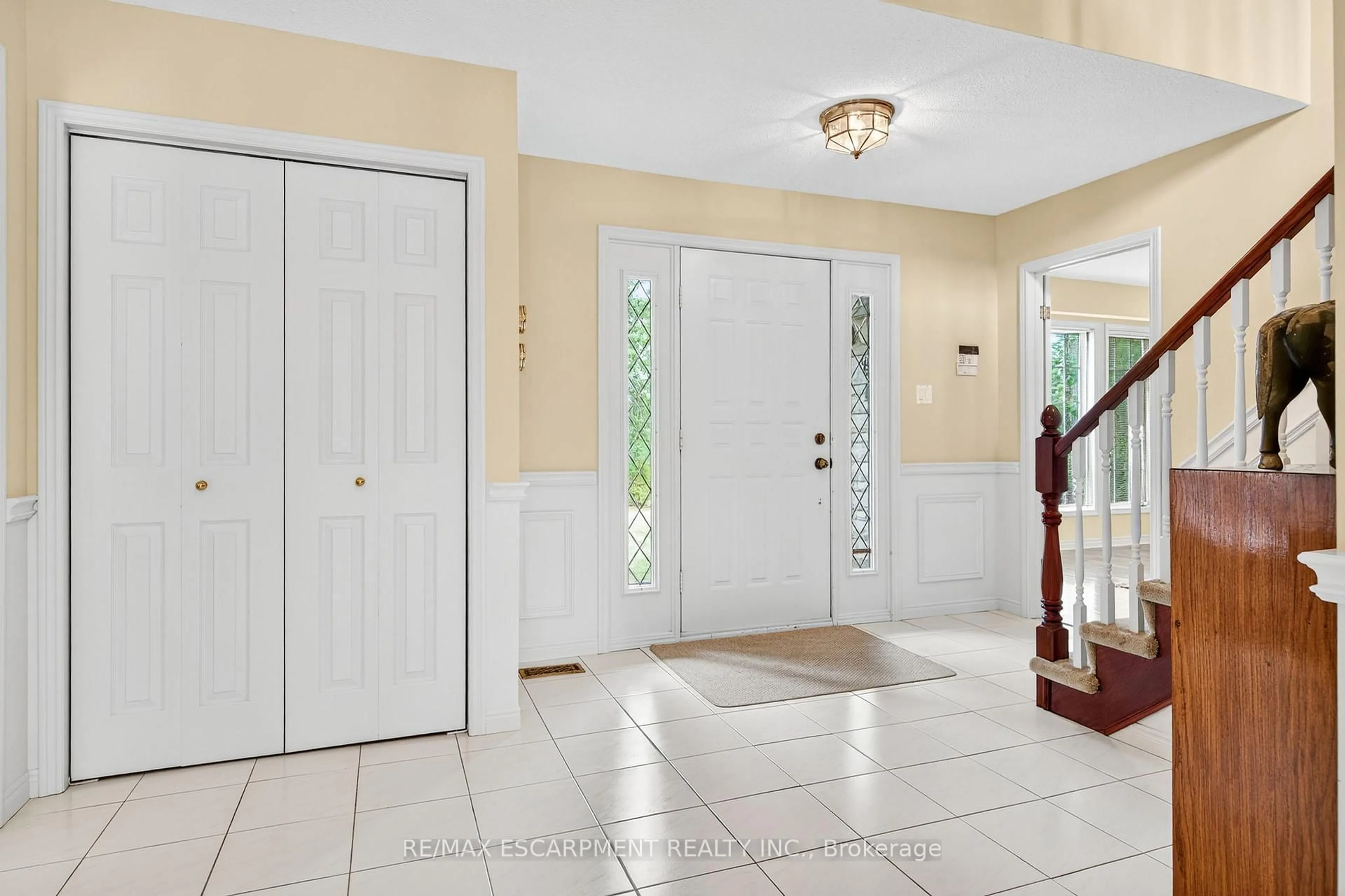 Indoor foyer for 22 Weneil Dr, Hamilton Ontario L8B 0Z6