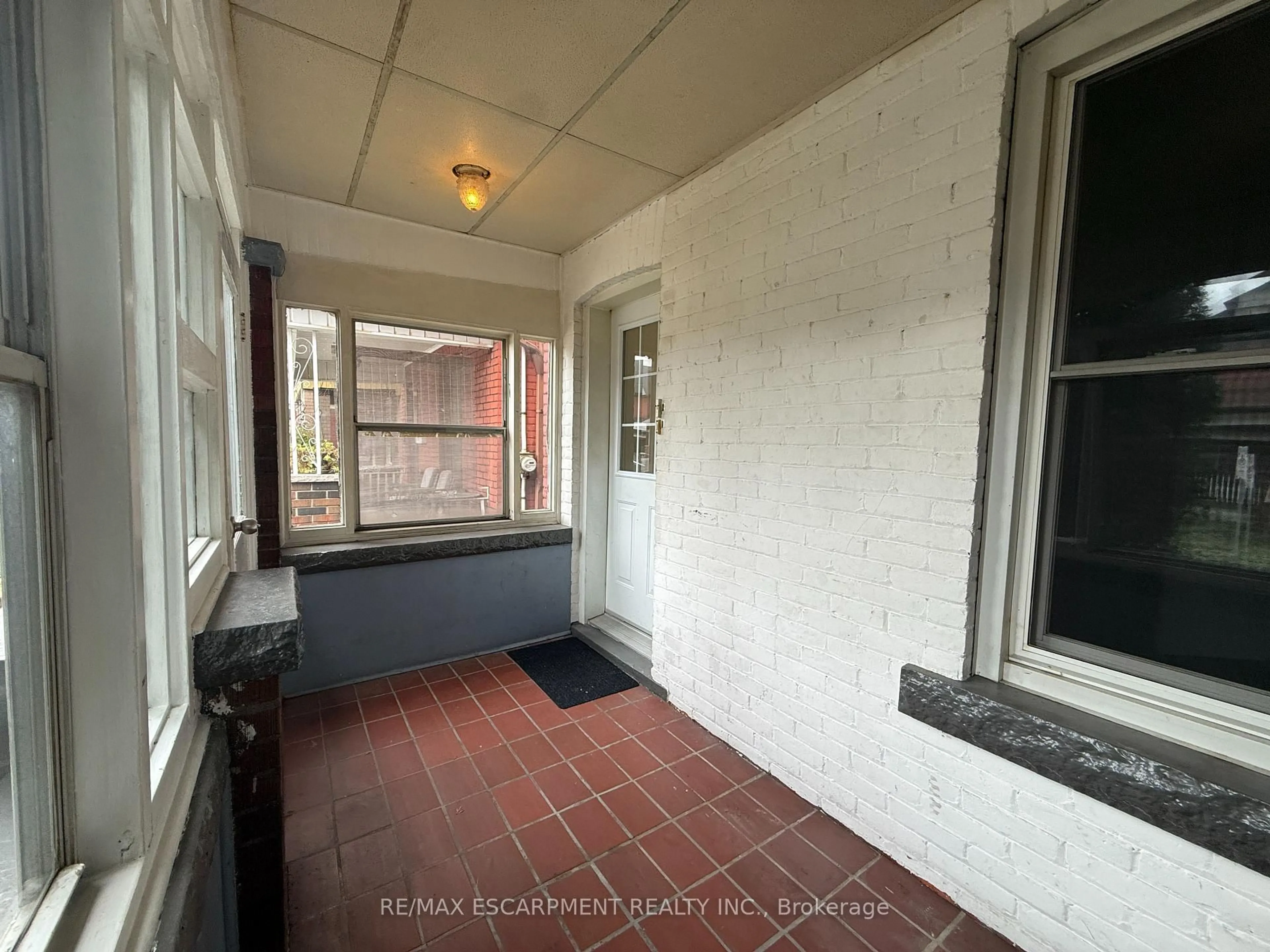 A pic of a room for 24 Somerset Ave, Hamilton Ontario L8L 2L5